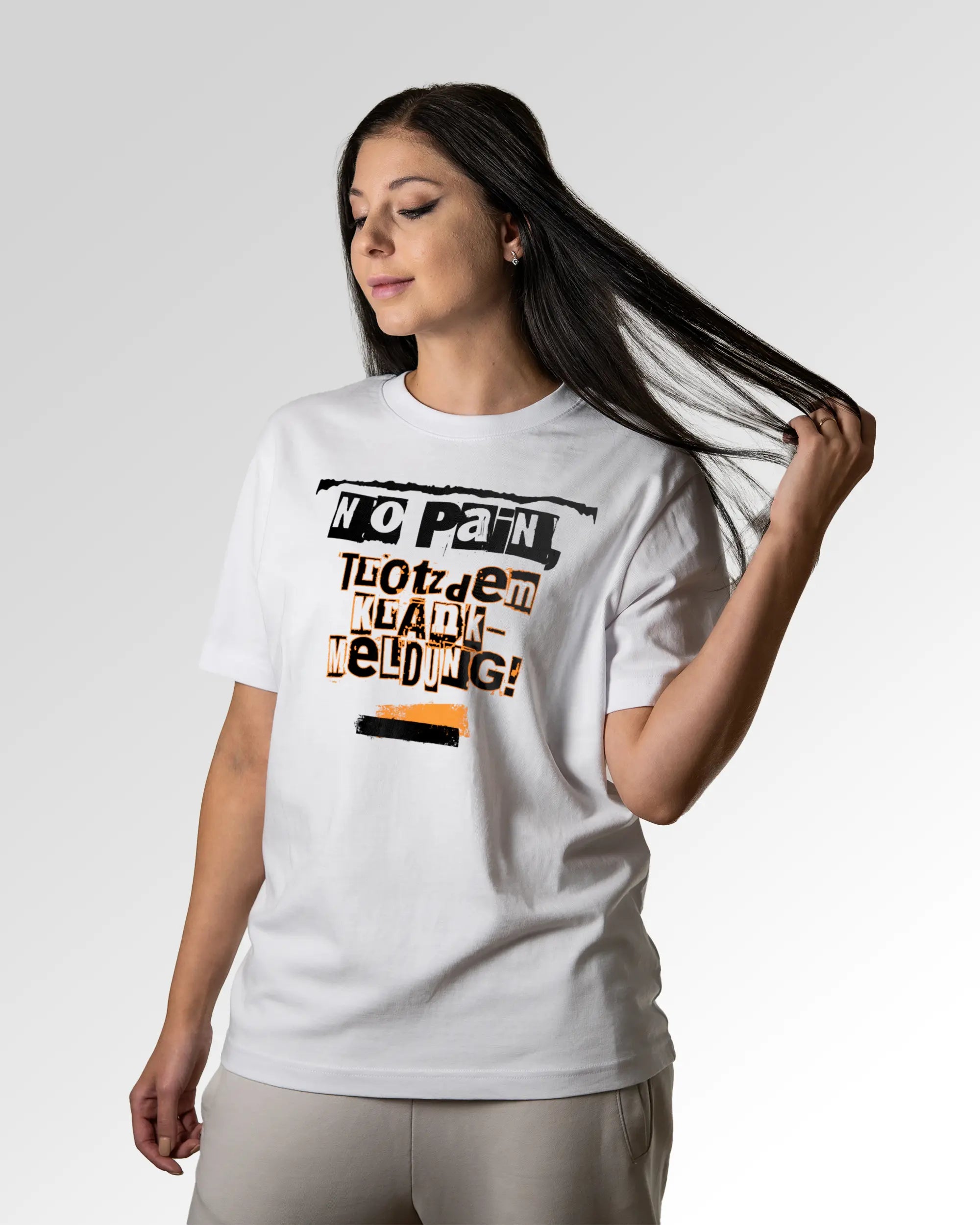 Sekundärer Modelshot der Druckseite des Organic Unisex T-Shirts von Maondo im Heavy Fit mit dem Design Krankmeldung in der Farbe White