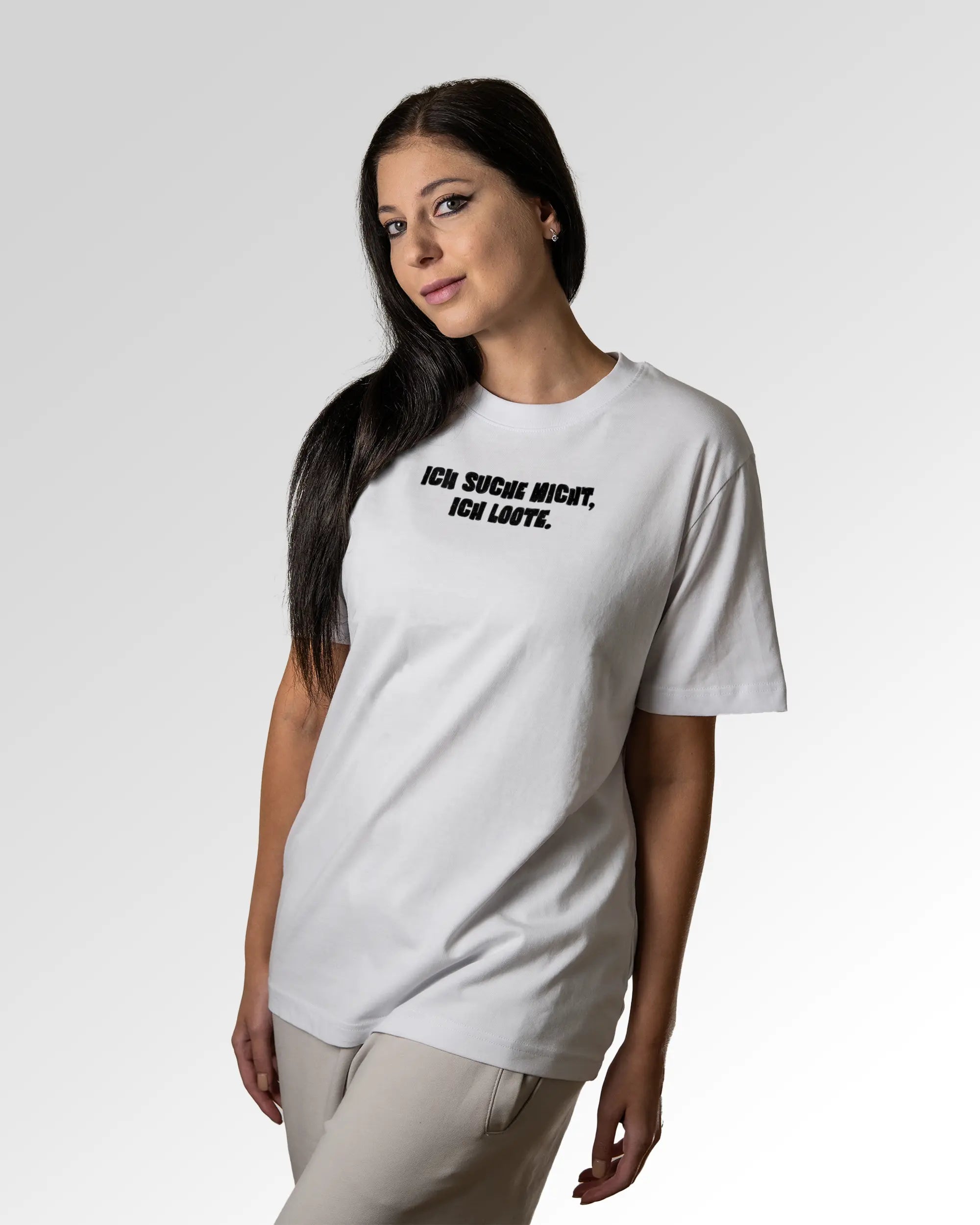 Sekundärer Modelshot der Druckseite des Organic Unisex T-Shirts von Maondo im Heavy Fit mit dem Design Ich suche nicht in der Farbe White