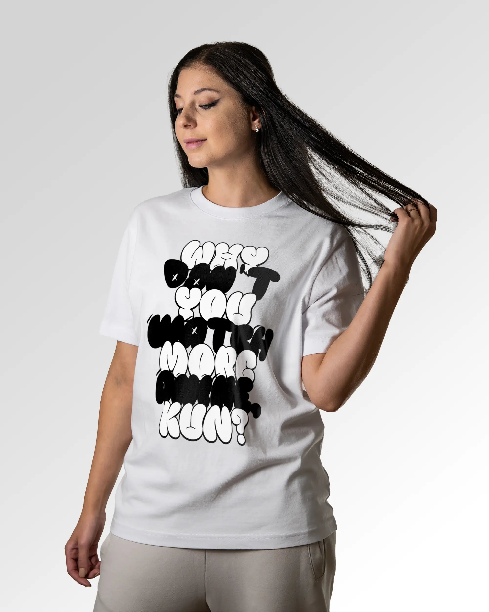 Sekundärer Modelshot der Druckseite des Organic Unisex T-Shirts von Maondo im Heavy Fit mit dem Design Anime Kun in der Farbe White