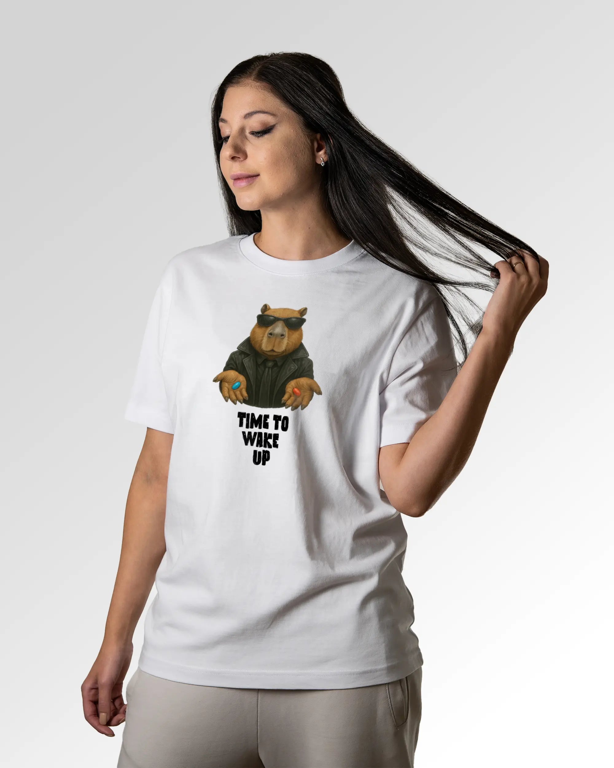 Sekundärer Modelshot der Druckseite des Organic Unisex T-Shirts von Maondo im Heavy Fit mit dem Design Wake up in der Farbe White