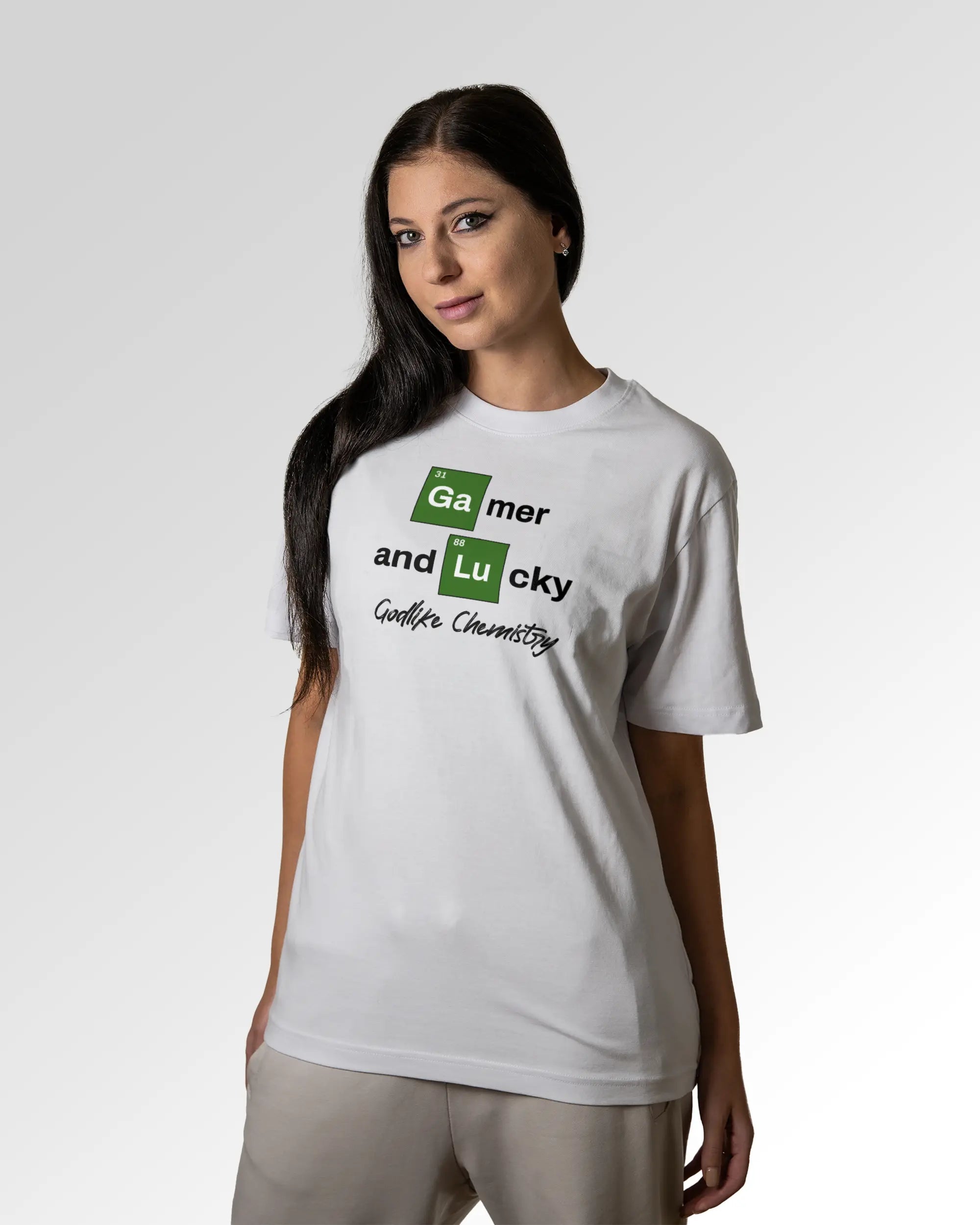 Sekundärer Modelshot der Druckseite des Organic Unisex T-Shirts von Maondo im Heavy Fit mit dem Design Gamer Chemistry in der Farbe White