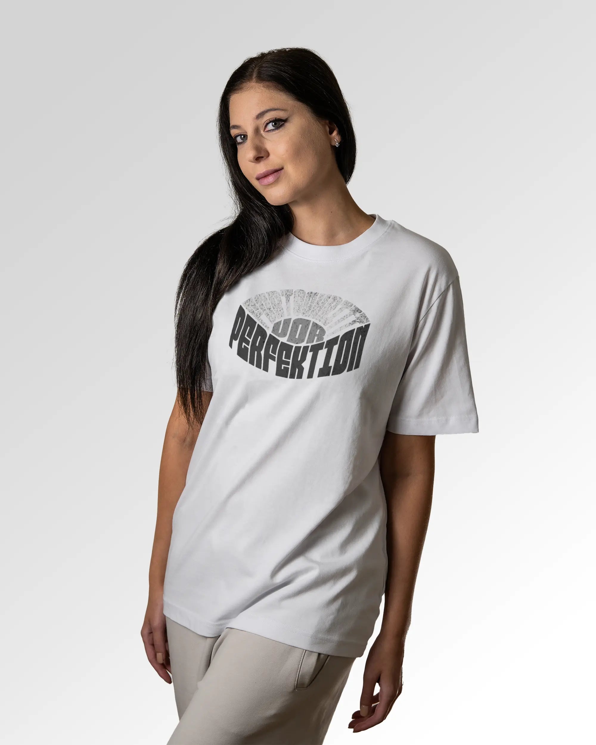 Sekundärer Modelshot der Druckseite des Organic Unisex T-Shirts von Maondo im Heavy Fit mit dem Design Geh mal vor in der Farbe White