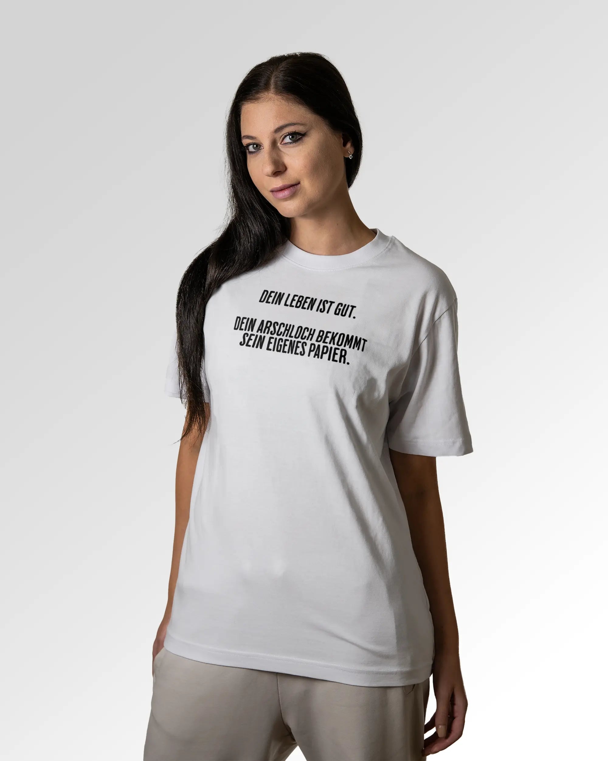 Sekundärer Modelshot der Druckseite des Organic Unisex T-Shirts von Maondo im Heavy Fit mit dem Design Gutes Leben in der Farbe White