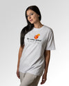 Sekundärer Modelshot der Druckseite des Organic Unisex T-Shirts von Maondo im Heavy Fit mit dem Design Die richtige Antwort in der Farbe White