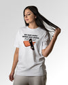 Sekundärer Modelshot der Druckseite des Organic Unisex T-Shirts von Maondo im Heavy Fit mit dem Design Ein Brett geben in der Farbe White