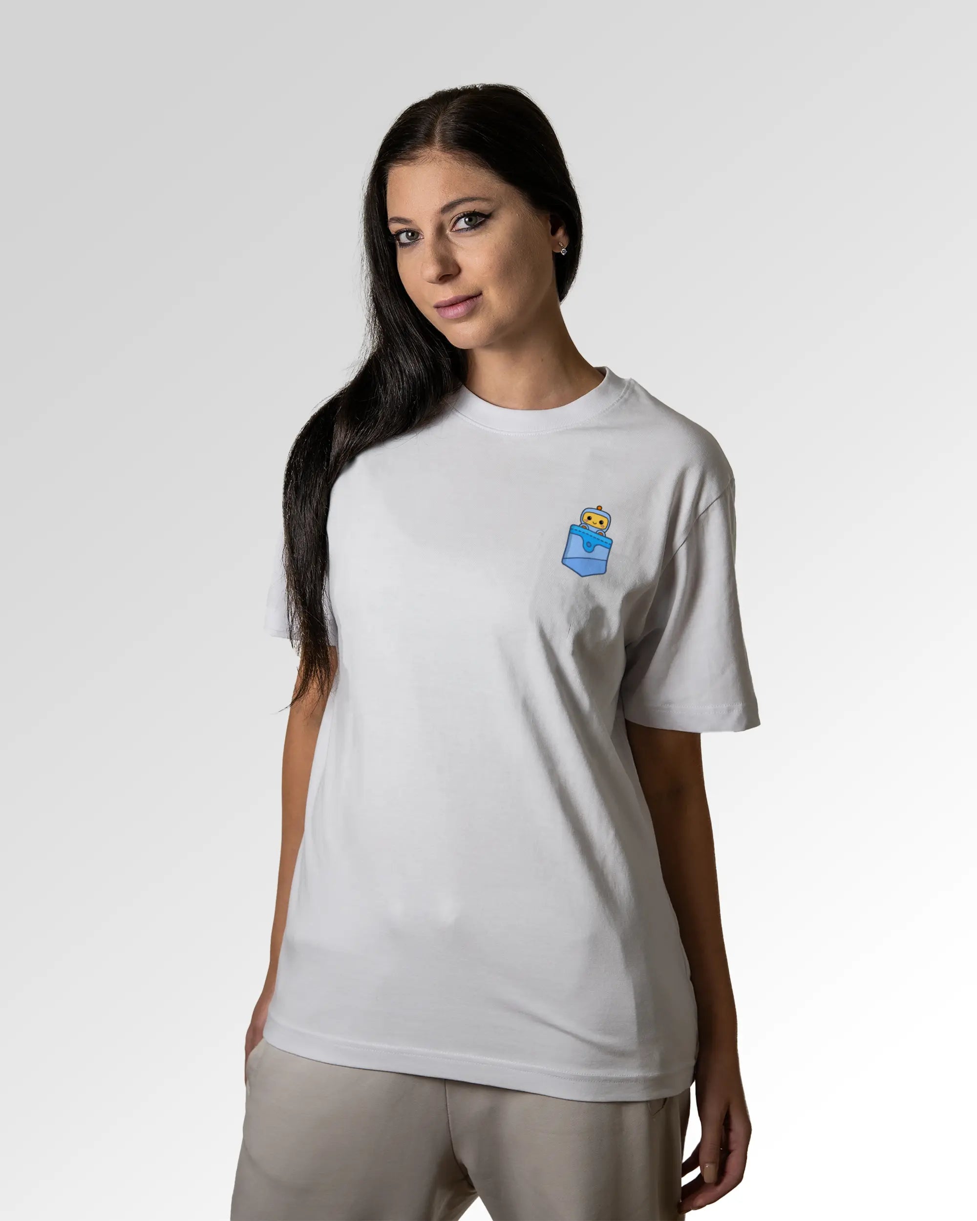 Sekundärer Modelshot der Druckseite des Organic Unisex T-Shirts von Maondo im Heavy Fit mit dem Design Taschenbot in der Farbe White