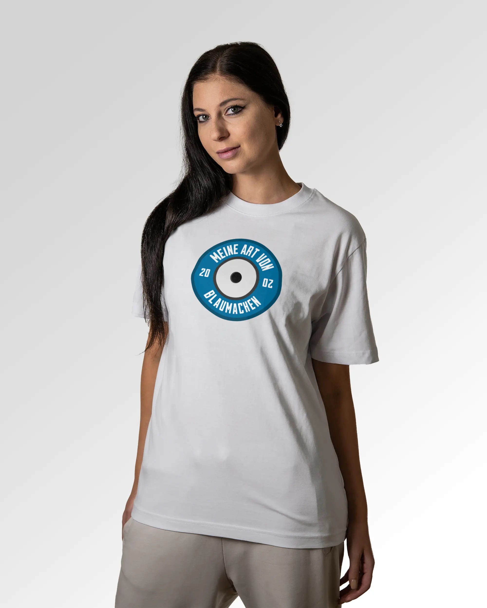 Sekundärer Modelshot der Druckseite des Organic Unisex T-Shirts von Maondo im Heavy Fit mit dem Design Blaumachen in der Farbe White