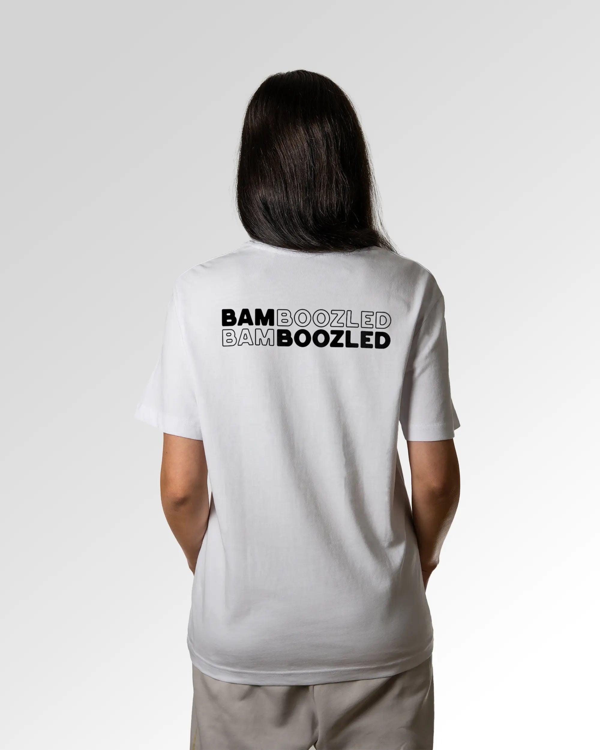 Sekundärer Modelshot der Druckseite des Organic Unisex T-Shirts von Maondo im Heavy Fit mit dem Design Double Bamboozled in der Farbe White