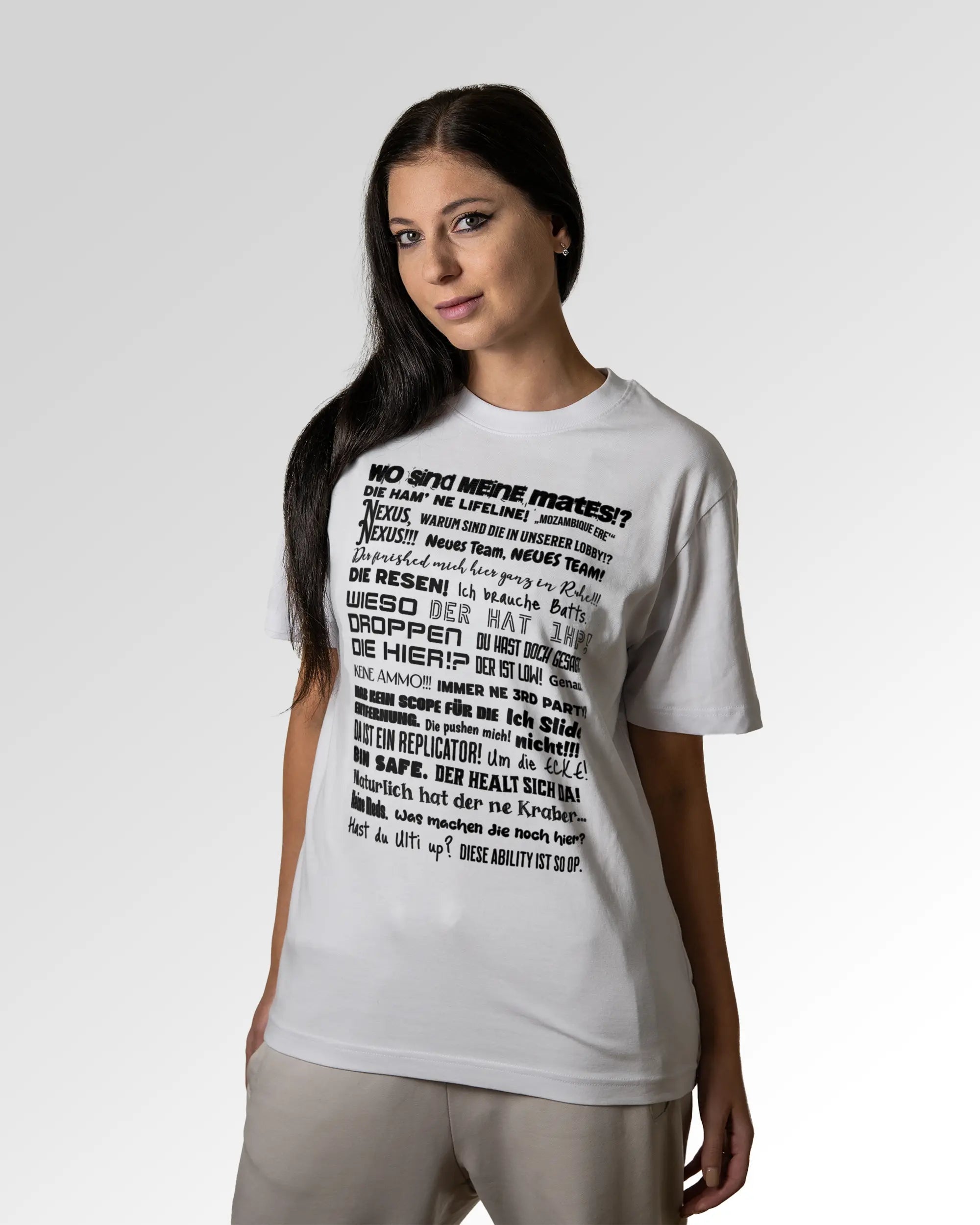 Sekundärer Modelshot der Druckseite des Organic Unisex T-Shirts von Maondo im Heavy Fit mit dem Design Apex Storytime in der Farbe White