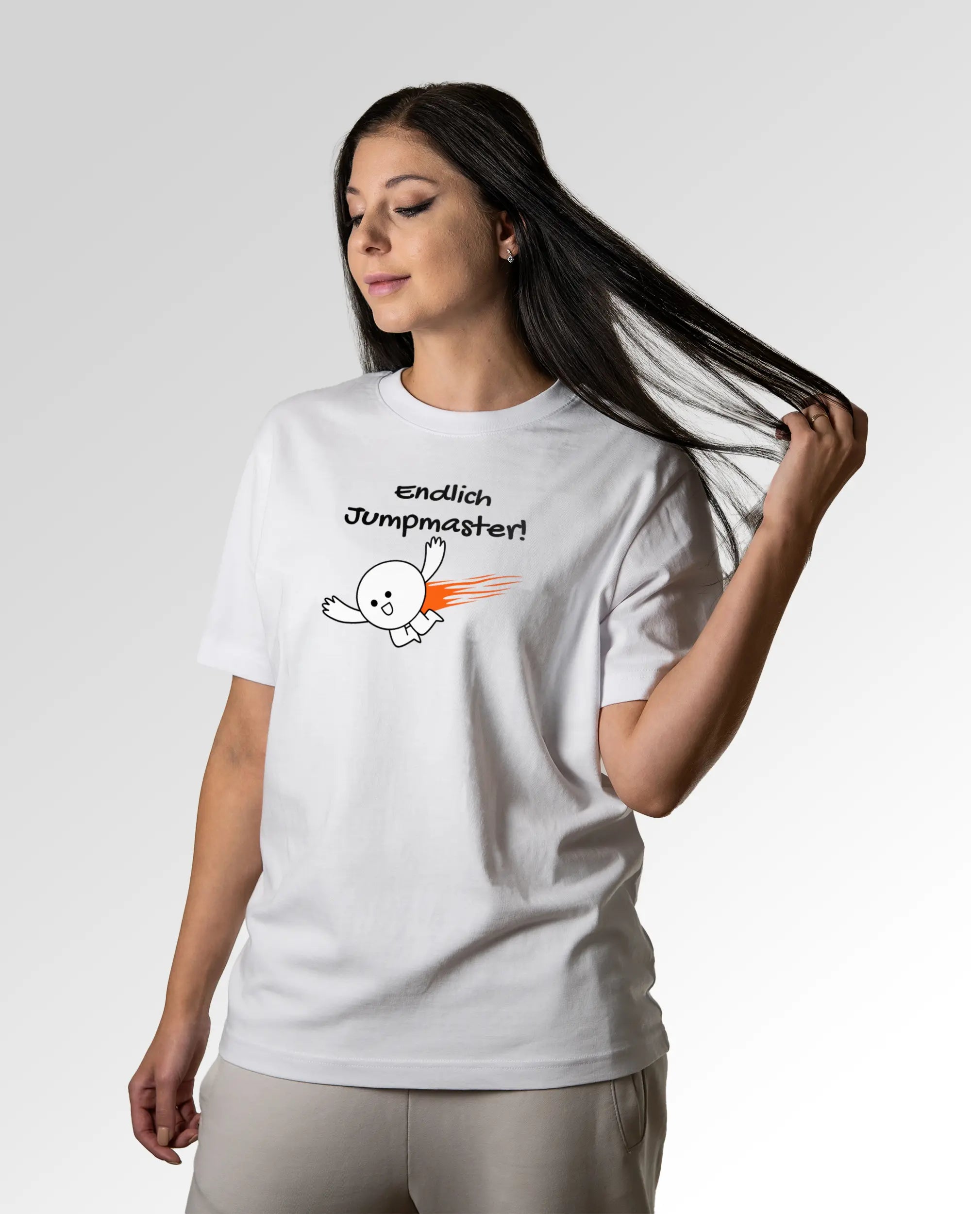 Sekundärer Modelshot der Druckseite des Organic Unisex T-Shirts von Maondo im Heavy Fit mit dem Design Endlich Jumpmaster in der Farbe White