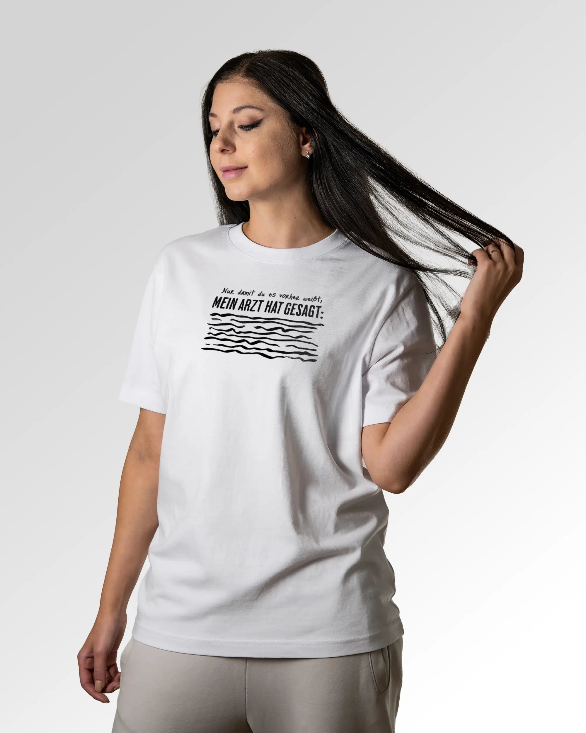 Sekundärer Modelshot der Druckseite des Organic Unisex T-Shirts von Maondo im Heavy Fit mit dem Design Anamnese in der Farbe White