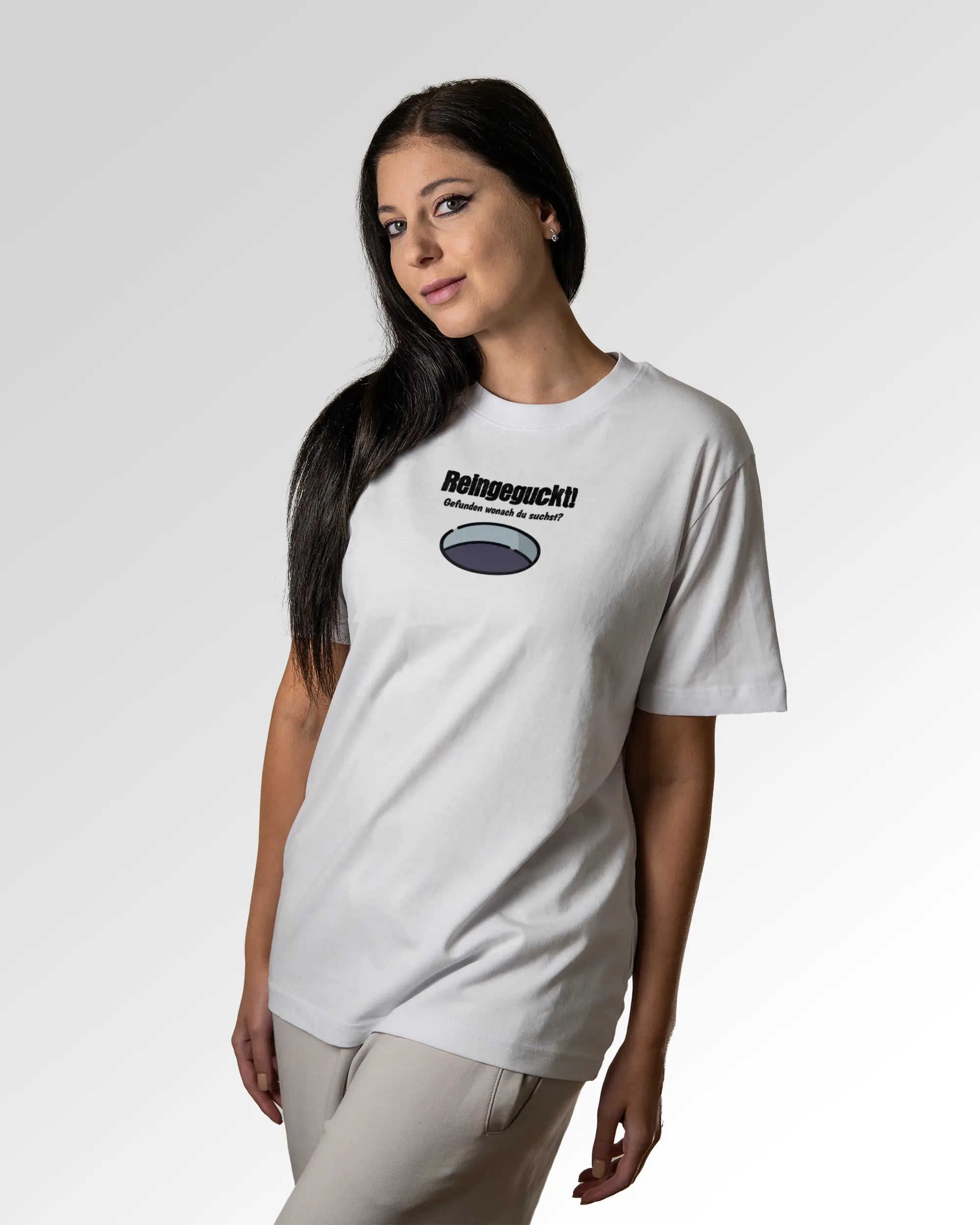 Sekundärer Modelshot der Druckseite des Organic Unisex T-Shirts von Maondo im Heavy Fit mit dem Design Reinglotzen in der Farbe White