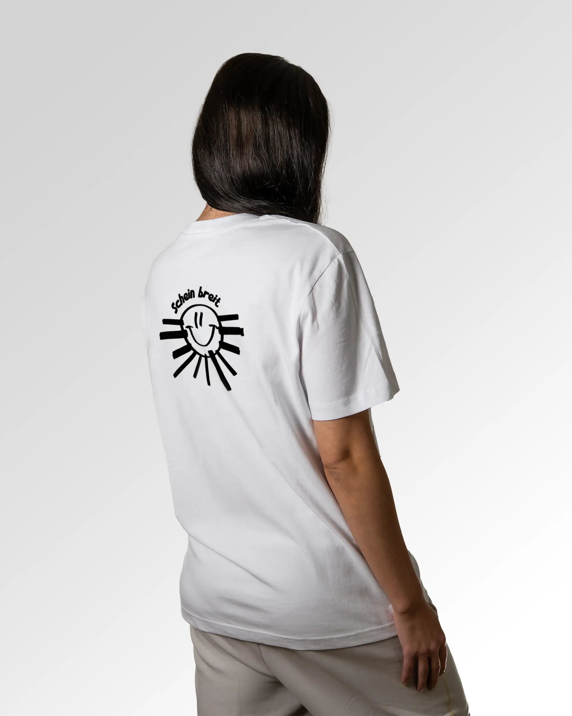 Sekundärer Modelshot der Druckseite des Organic Unisex T-Shirts von Maondo im Heavy Fit mit dem Design Schein Breit in der Farbe White