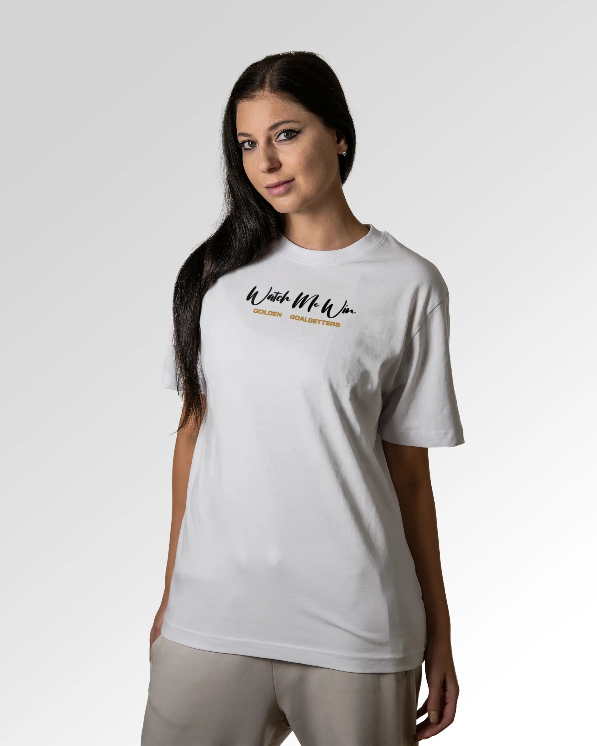 Weiblicher Modelshot der primären Druckseite des Organic Unisex T-Shirts von Maondo im Relaxed Fit mit dem Design Golden Goalgetters in der Farbe White