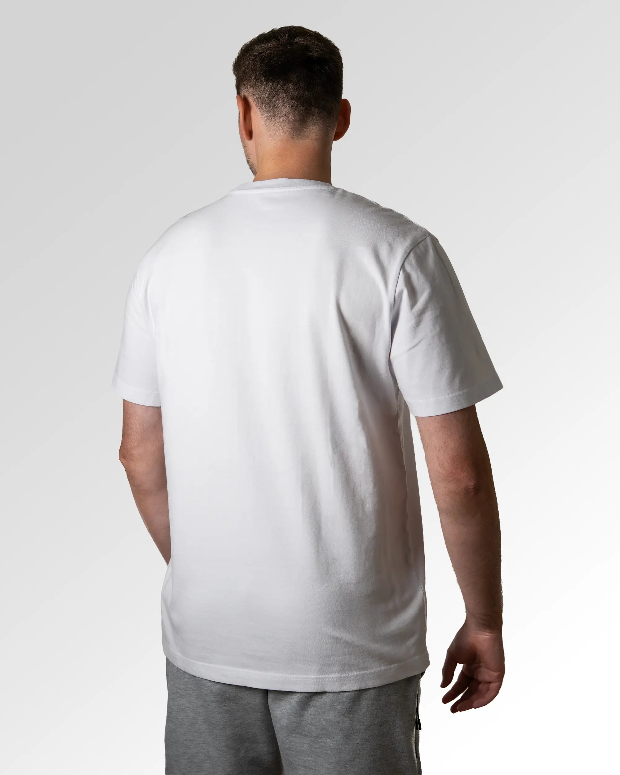 Primärer Modelshot der unbedruckten Seite des Organic Unisex T-Shirts von Maondo im Heavy Fit mit dem Design Saftspender in der Farbe White