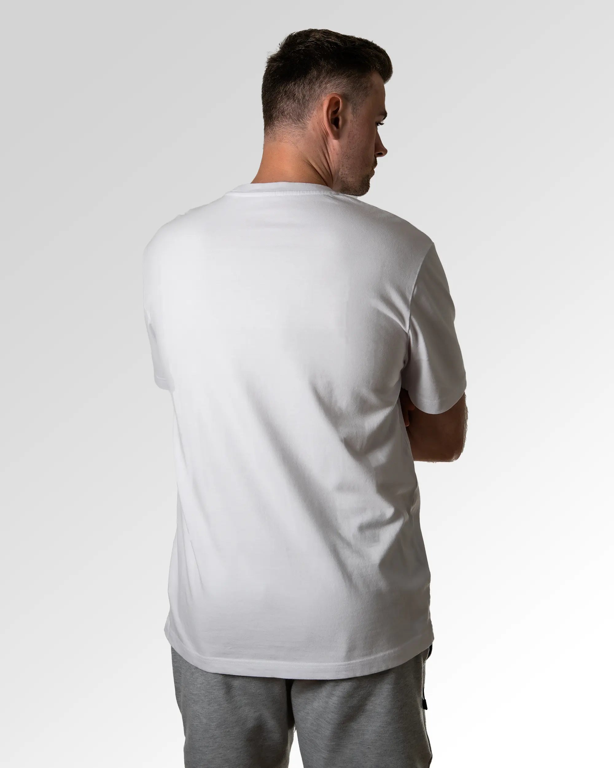Primärer Modelshot der unbedruckten Seite des Organic Unisex T-Shirts von Maondo im Heavy Fit mit dem Design Die richtige Antwort in der Farbe White