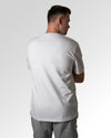 Primärer Modelshot der unbedruckten Seite des Organic Unisex T-Shirts von Maondo im Heavy Fit mit dem Design Die richtige Antwort in der Farbe White