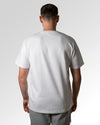 Primärer Modelshot der unbedruckten Seite des Organic Unisex T-Shirts von Maondo im Heavy Fit mit dem Design Blaumachen in der Farbe White
