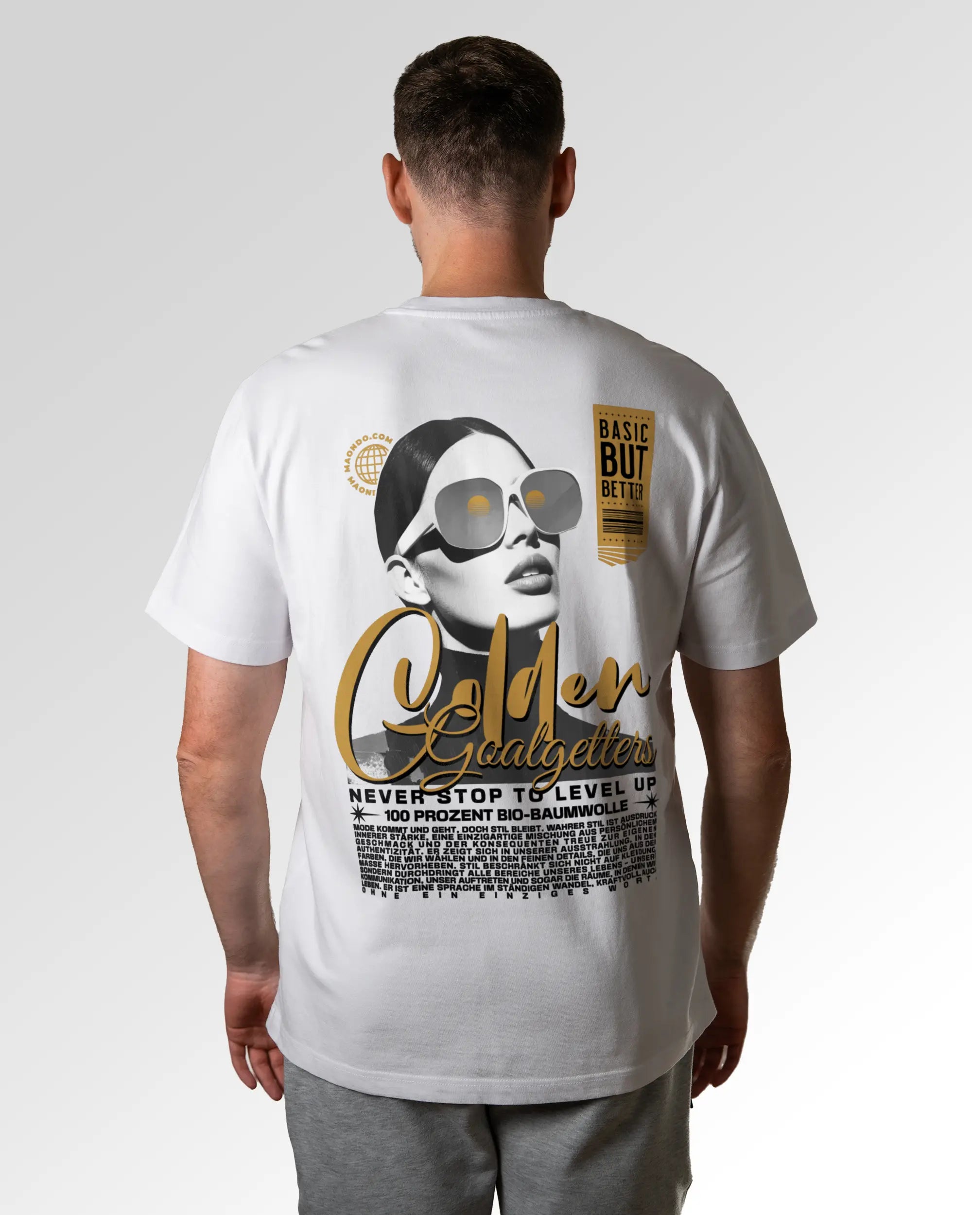 Männlicher Modelshot der sekundären Druckseite des Organic Unisex T-Shirts von Maondo im Relaxed Fit mit dem Design Golden Goalgetters in der Farbe White