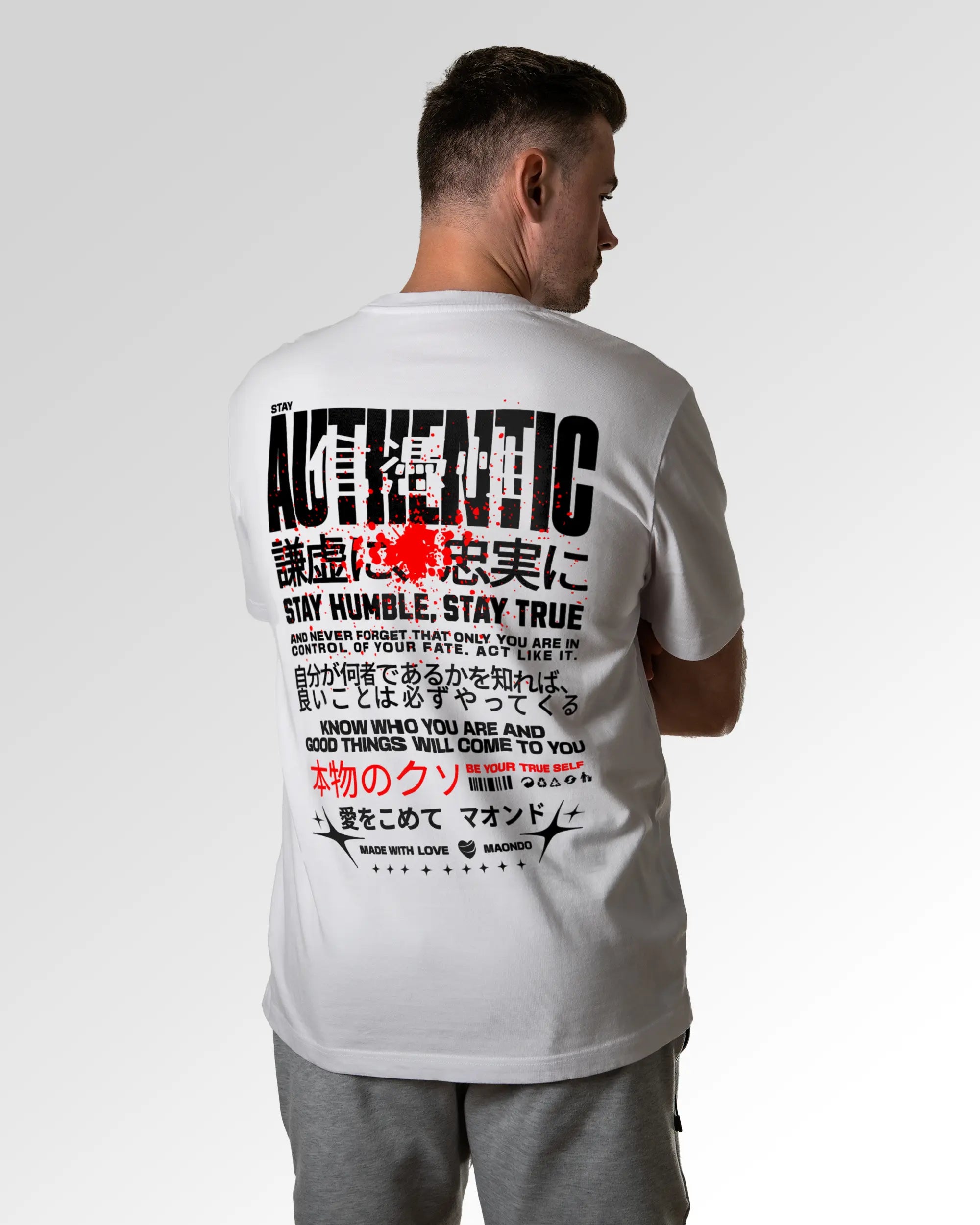 Männlicher Modelshot der sekundären Druckseite des Organic Unisex T-Shirts von Maondo im Relaxed Fit mit dem Design Authentic Shit in der Farbe White