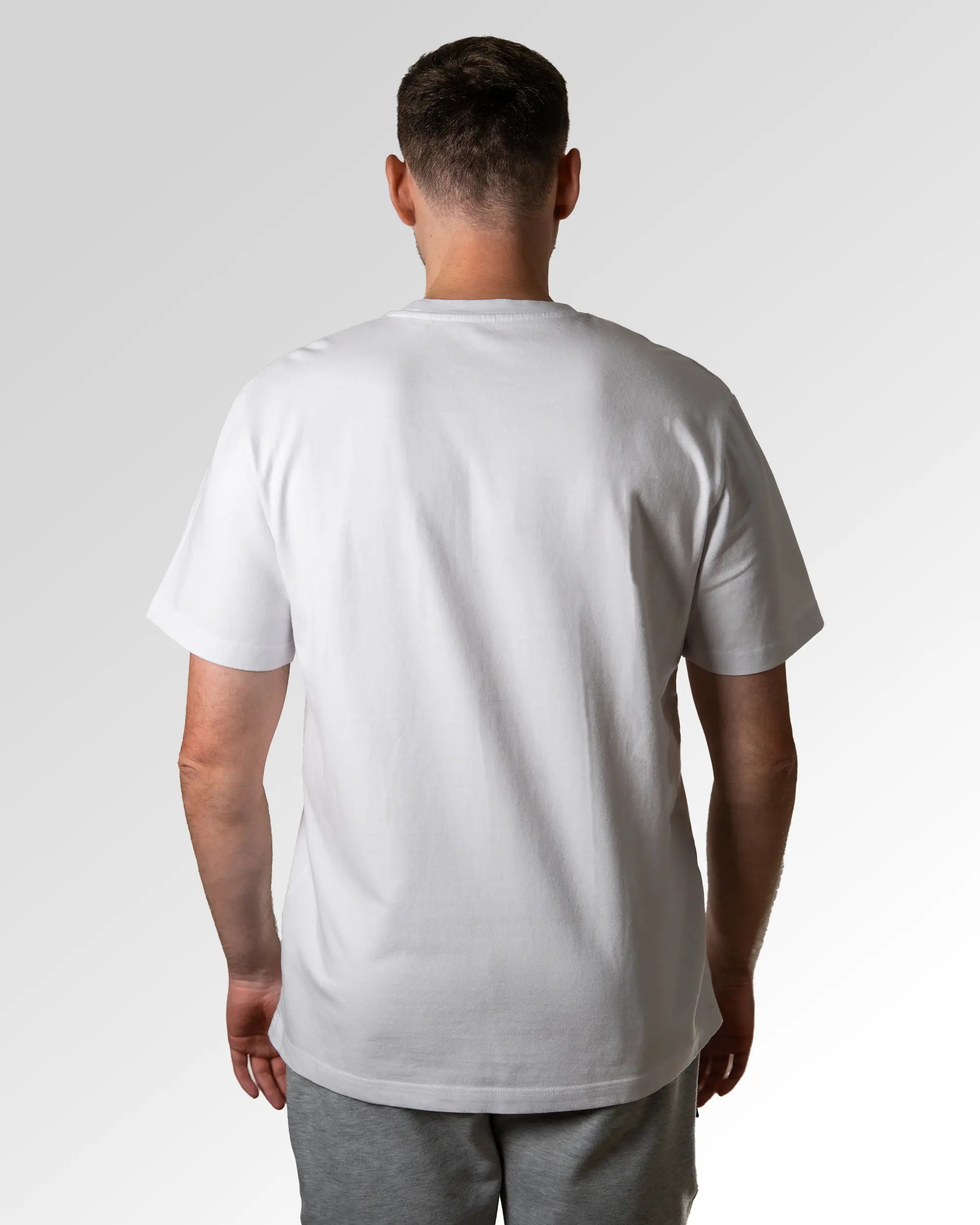 Primärer Modelshot der unbedruckten Seite des Organic Unisex T-Shirts von Maondo im Heavy Fit mit dem Design Apex Storytime in der Farbe White