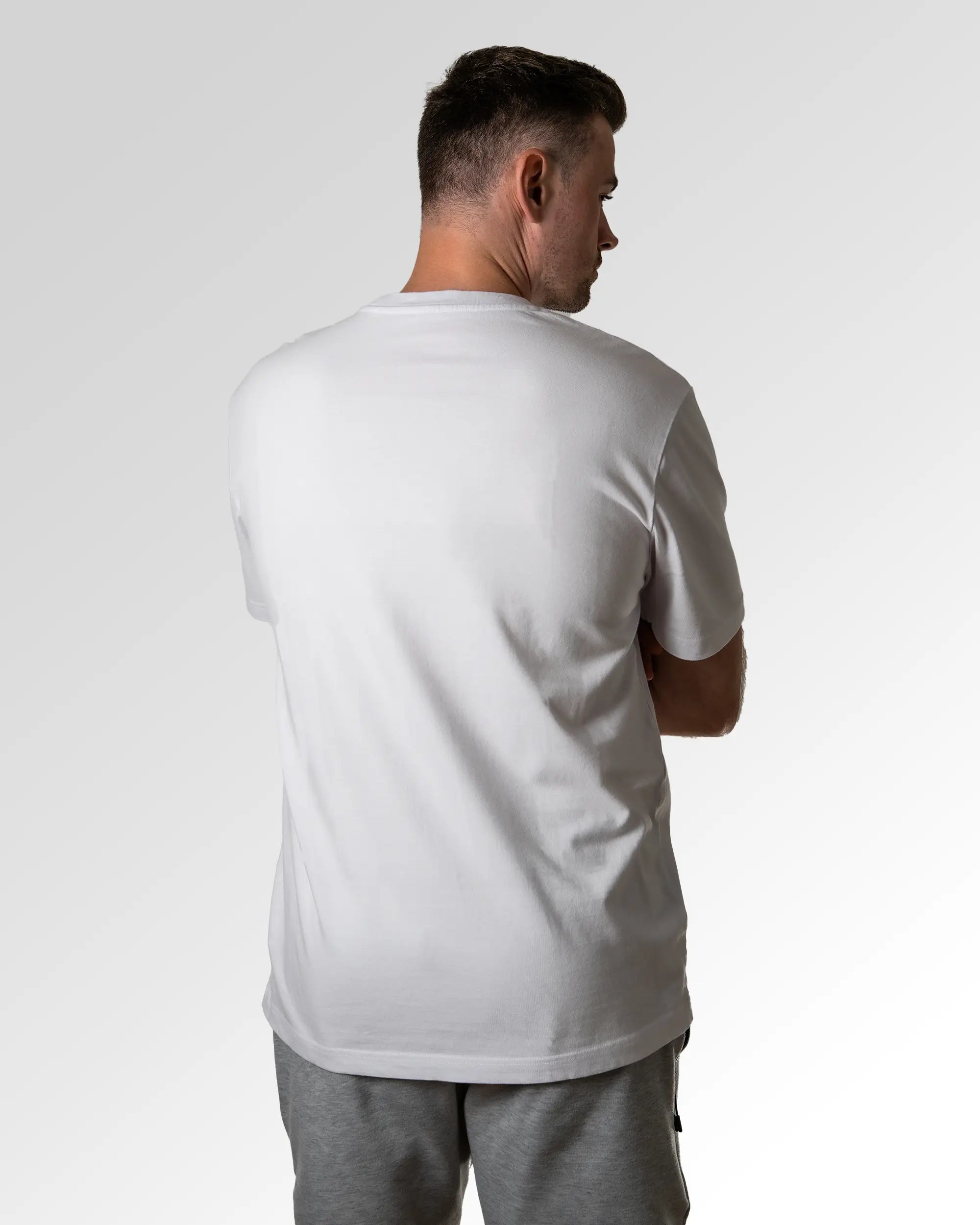 Primärer Modelshot der unbedruckten Seite des Organic Unisex T-Shirts von Maondo im Heavy Fit mit dem Design F Aim Assist in der Farbe White