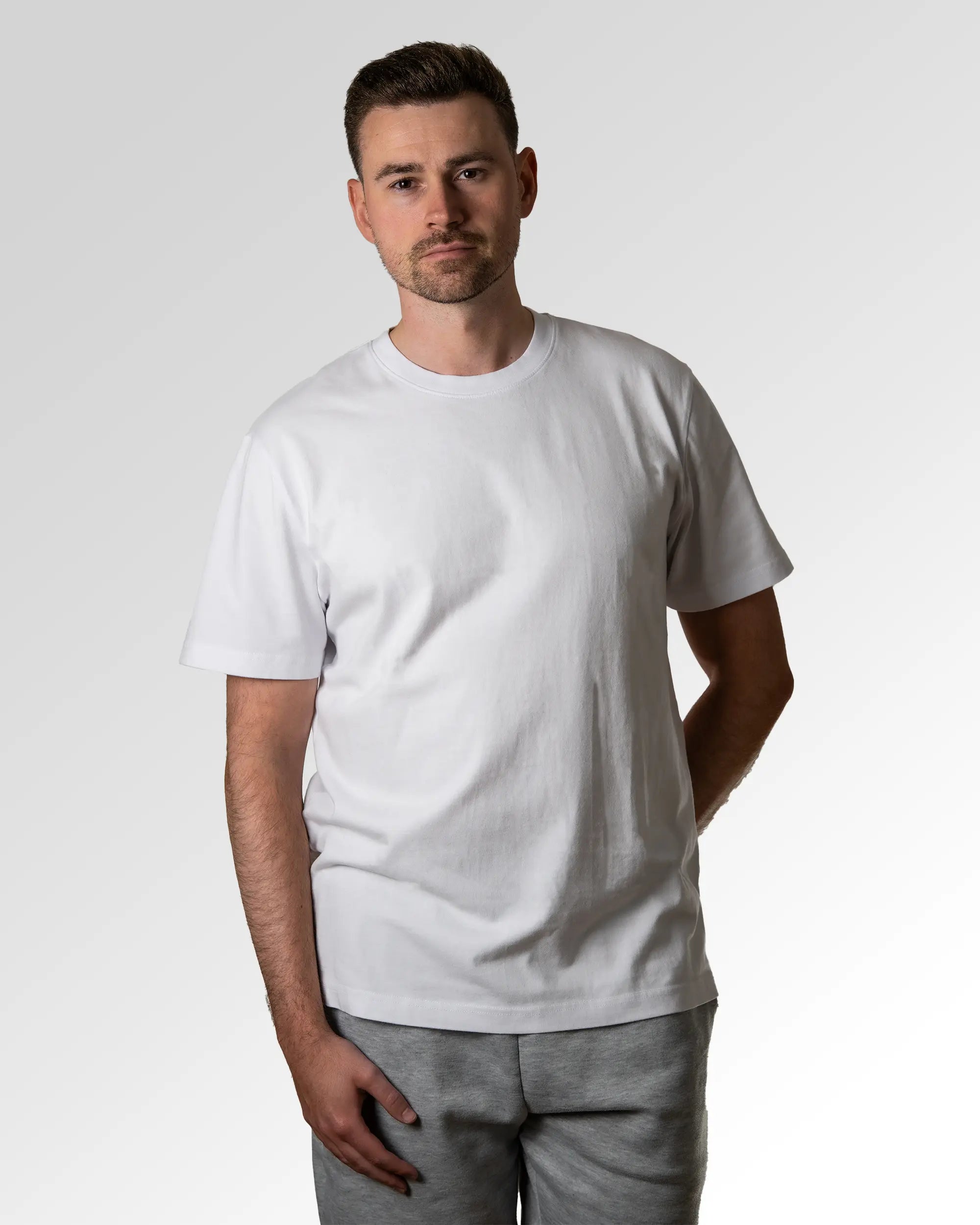Primärer Modelshot der unbedruckten Seite des Organic Unisex T-Shirts von Maondo im Heavy Fit mit dem Design Schein Breit in der Farbe White