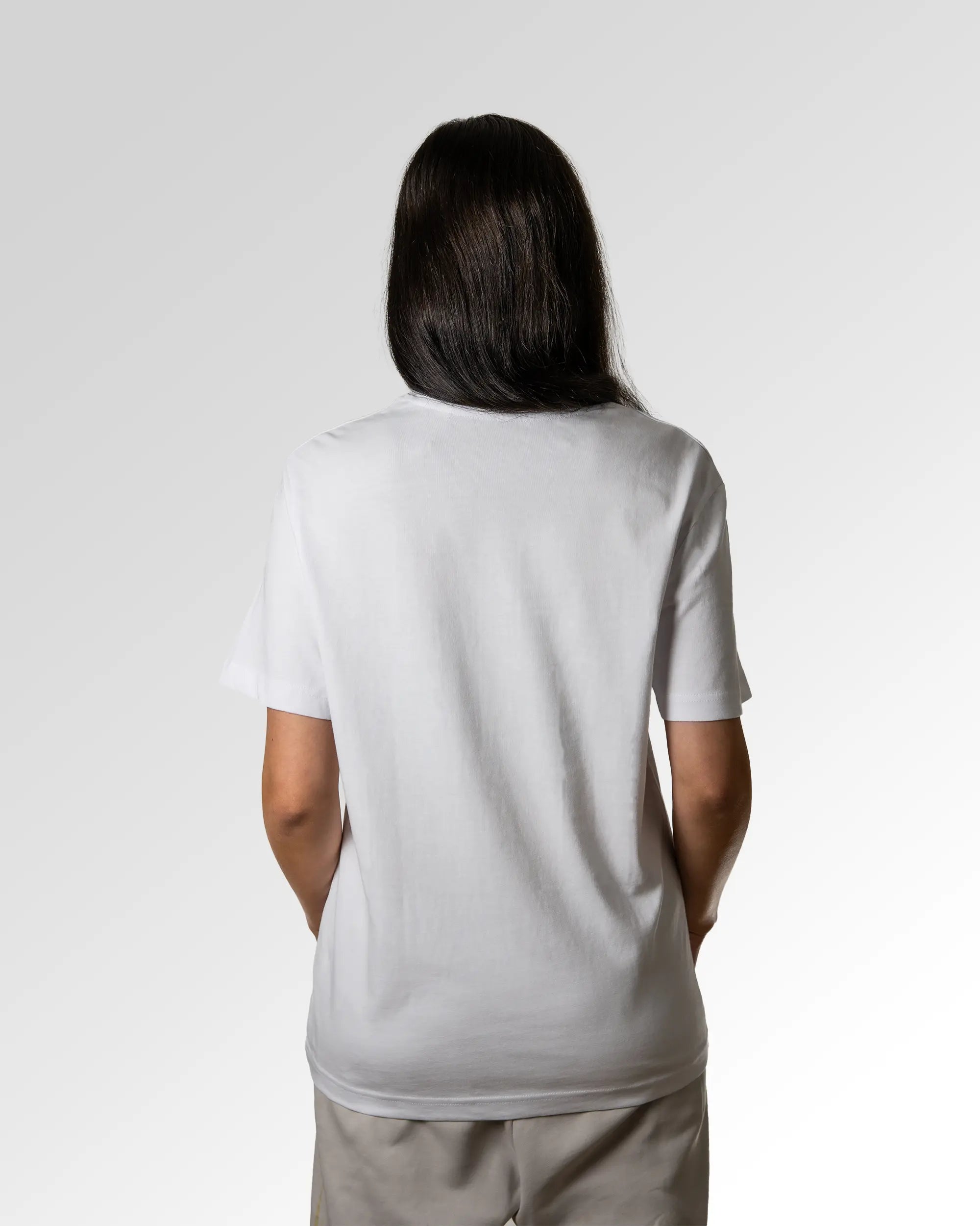 Sekundärer Modelshot der unbedruckten Seite des Organic Unisex T-Shirts von Maondo im Heavy Fit mit dem Design Einfach Anfangen in der Farbe White