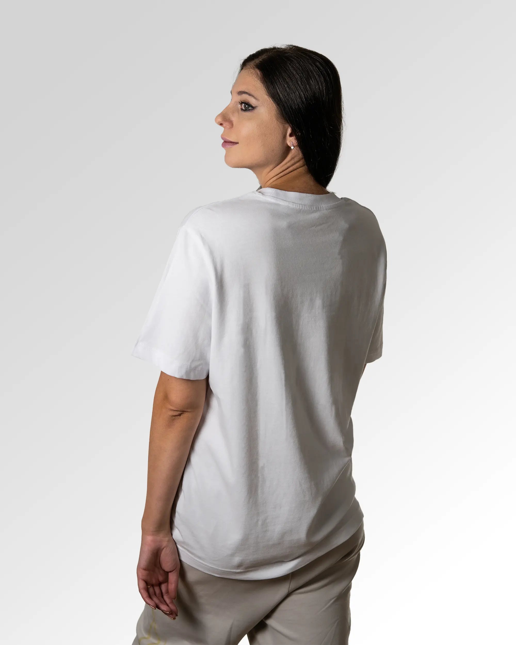 Sekundärer Modelshot der unbedruckten Seite des Organic Unisex T-Shirts von Maondo im Heavy Fit mit dem Design T-Shirt mit Humor in der Farbe White