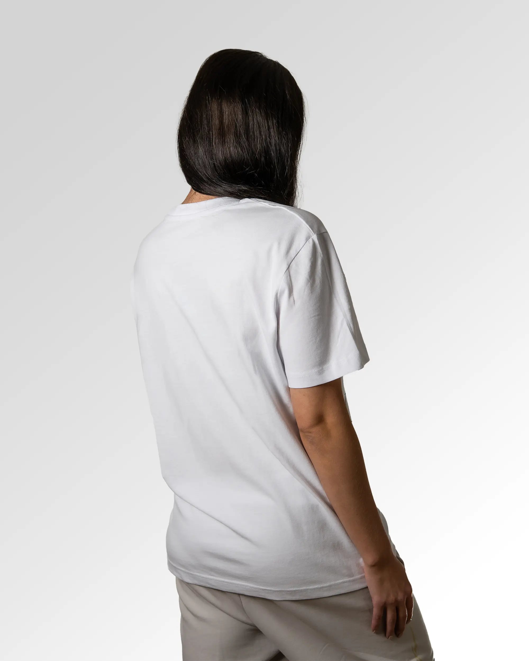 Sekundärer Modelshot der unbedruckten Seite des Organic Unisex T-Shirts von Maondo im Heavy Fit mit dem Design Lift Longer in der Farbe White