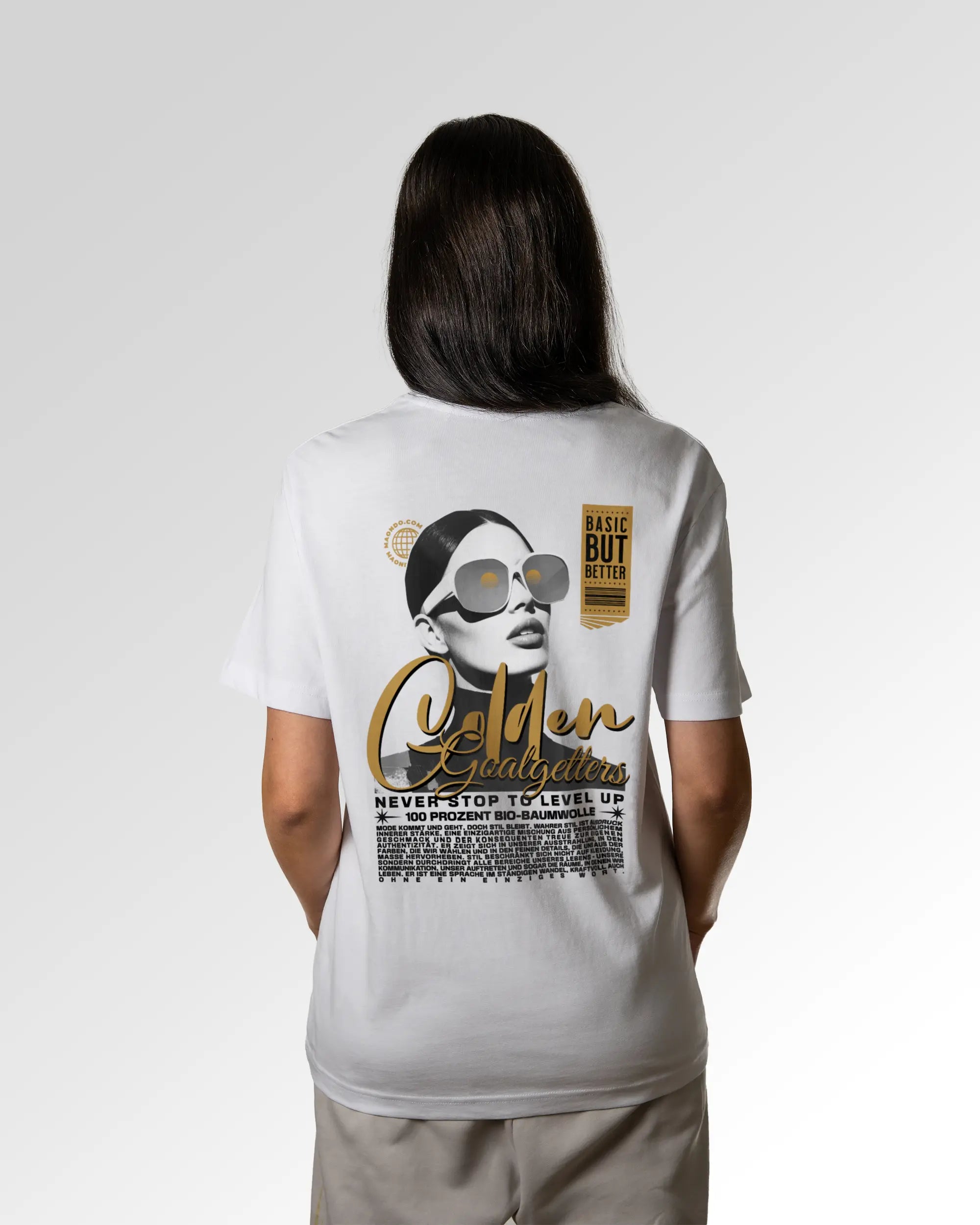 Weiblicher Modelshot der sekundären Druckseite des Organic Unisex T-Shirts von Maondo im Relaxed Fit mit dem Design Golden Goalgetters in der Farbe White