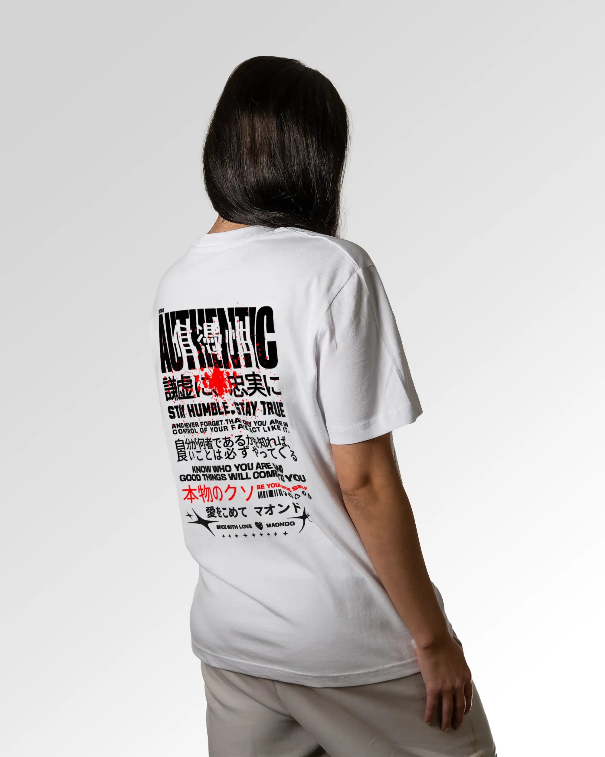 Weiblicher Modelshot der sekundären Druckseite des Organic Unisex T-Shirts von Maondo im Relaxed Fit mit dem Design Authentic Shit in der Farbe White