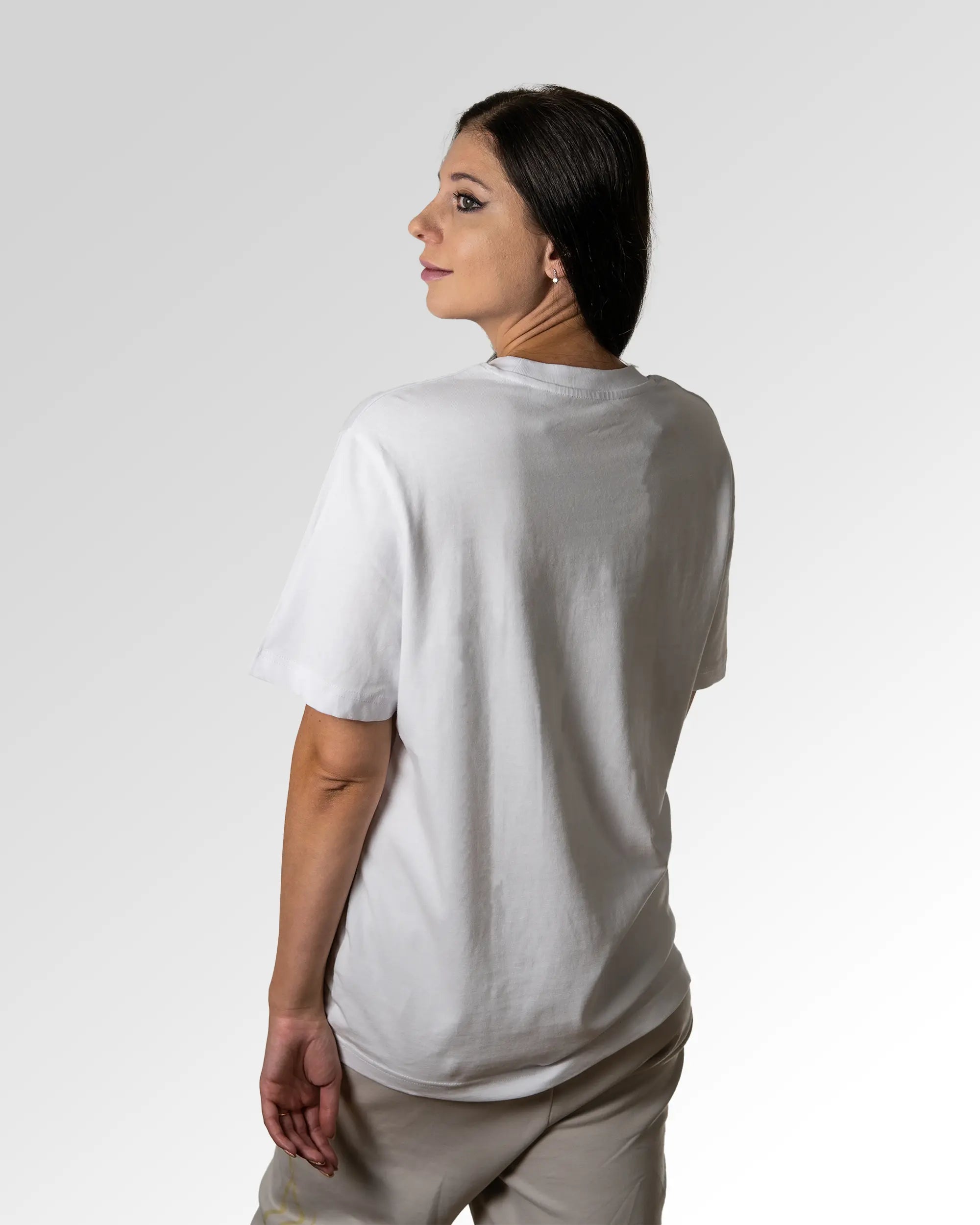 Sekundärer Modelshot der unbedruckten Seite des Organic Unisex T-Shirts von Maondo im Heavy Fit mit dem Design Endlich Jumpmaster in der Farbe White
