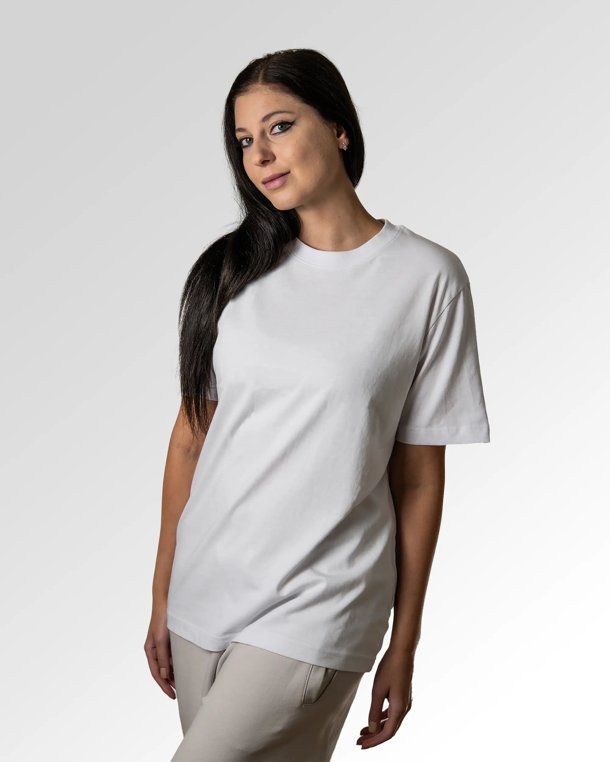 Sekundärer Modelshot der unbedruckten Seite des Organic Unisex T-Shirts von Maondo im Heavy Fit mit dem Design Schein Breit in der Farbe White
