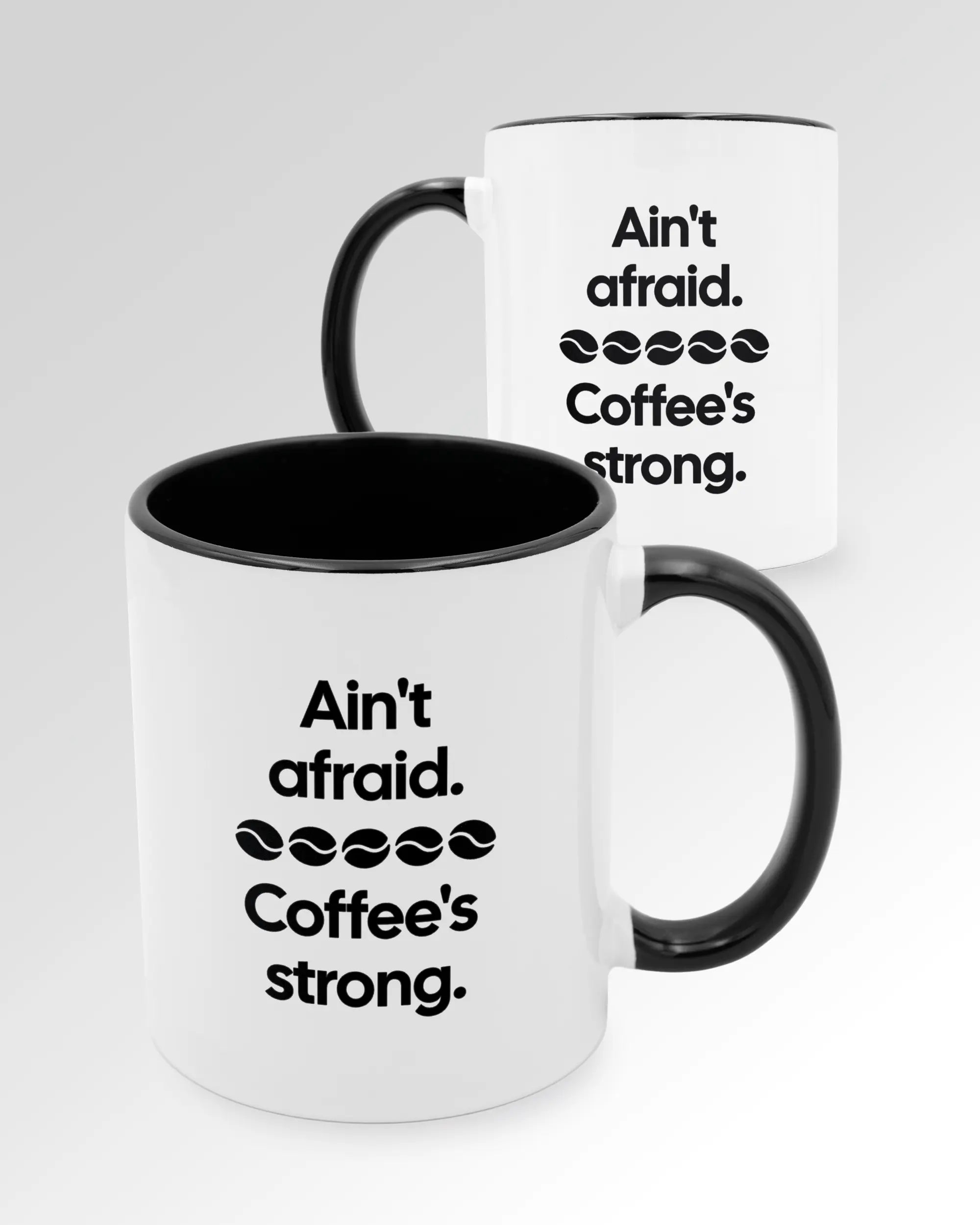 Seitenansicht der beidseitig bedruckten Keramiktasse von Maondo mit dem Design Coffee is strong in der Farbe Duotone