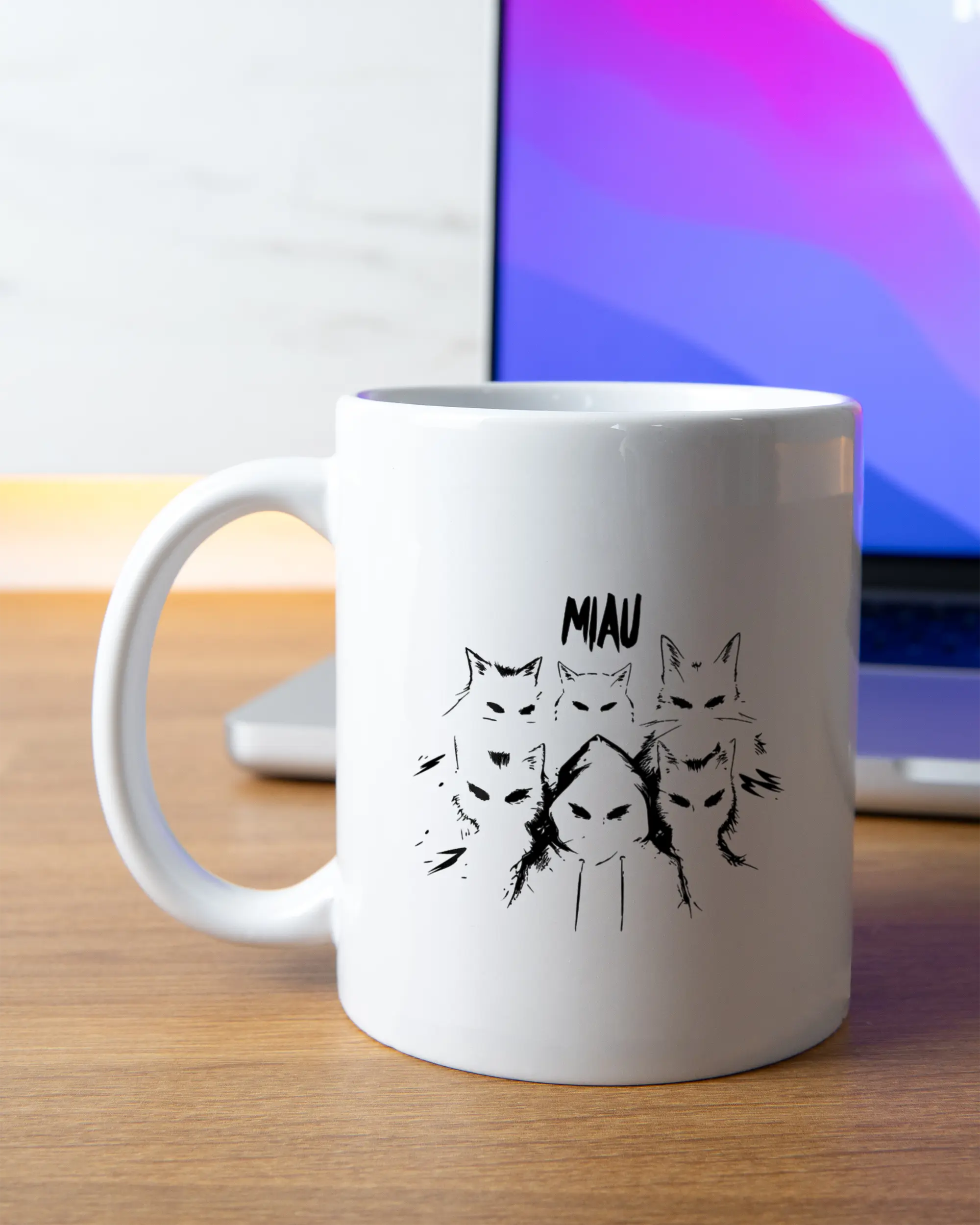 Homeoffice Aufnahme der beidseitig bedruckten Keramik Tasse von Maondo mit dem Design Miau Gang in der Farbe Weiß