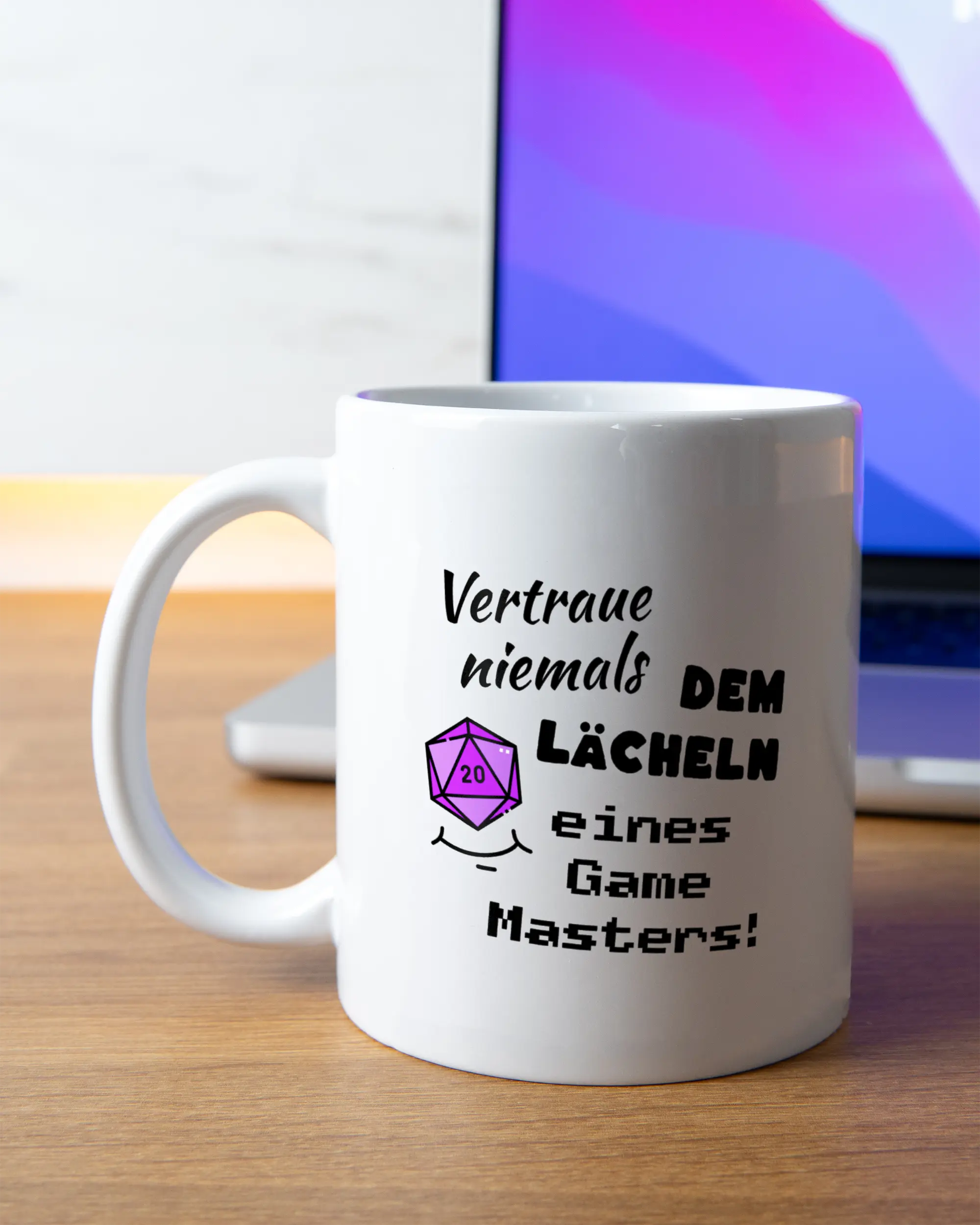 Homeoffice Aufnahme der beidseitig bedruckten Keramik Tasse von Maondo mit dem Design Game Master in der Farbe Weiß