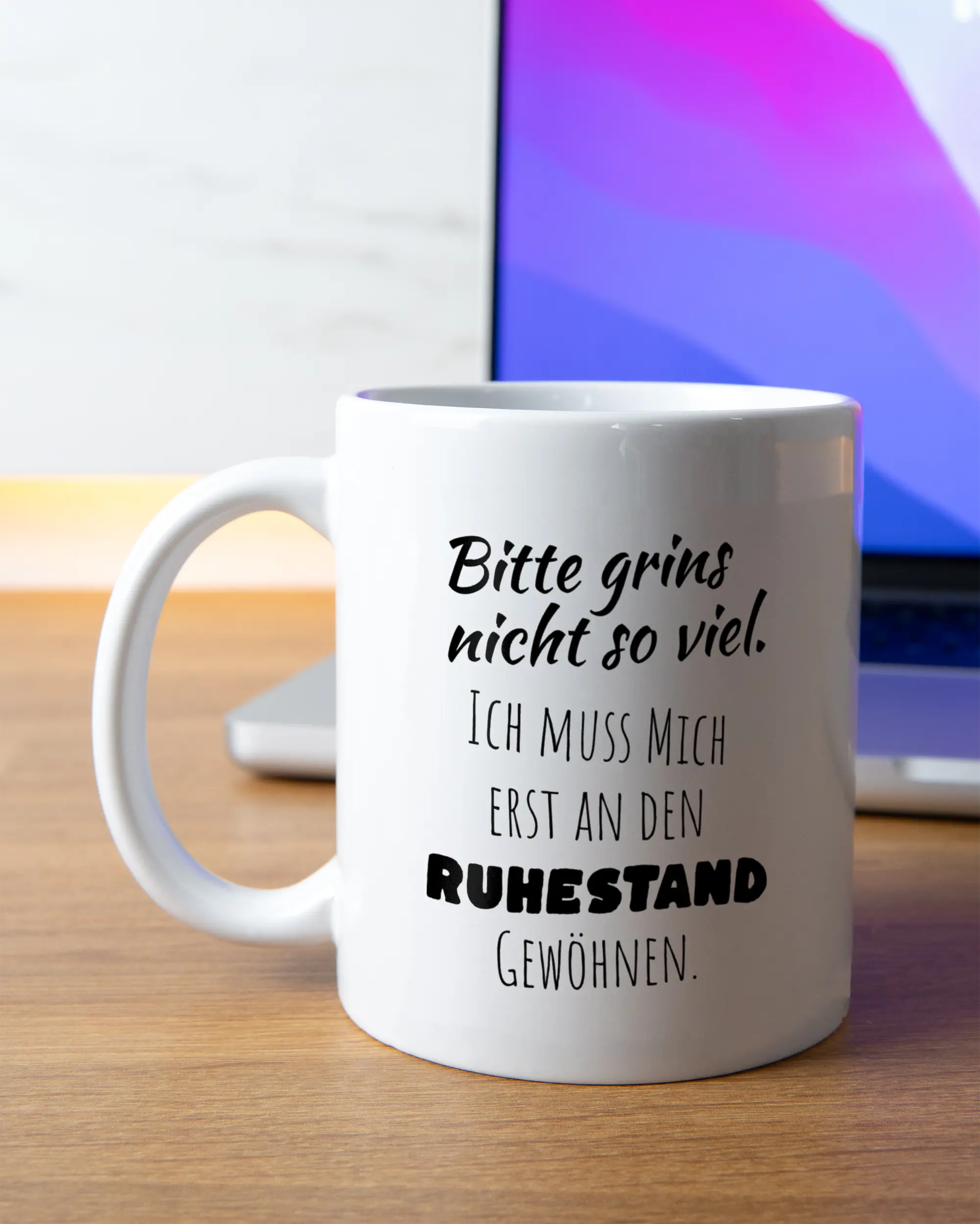 Homeoffice Aufnahme der beidseitig bedruckten Keramik Tasse von Maondo mit dem Design Ruhestandslos in der Farbe Weiß