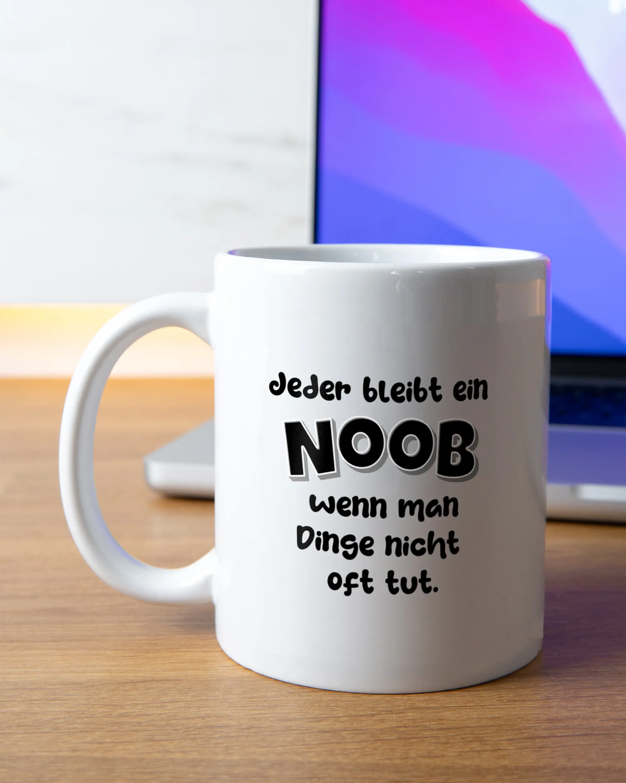 Homeoffice Aufnahme der beidseitig bedruckten Keramik Tasse von Maondo mit dem Design Noob Upgrade in der Farbe Weiß