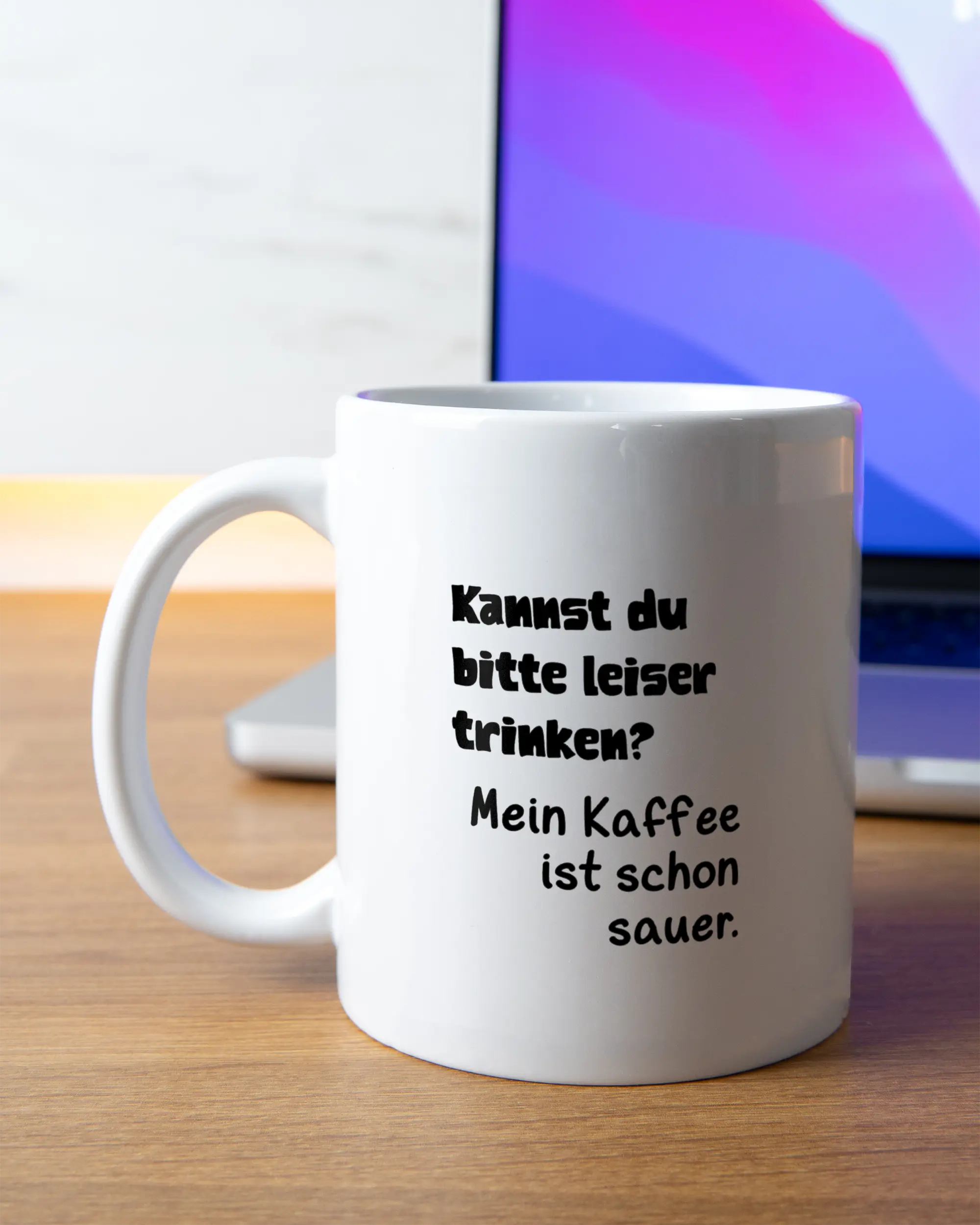 Homeoffice Aufnahme der beidseitig bedruckten Keramik Tasse von Maondo mit dem Design Ruhiges Böhnchen in der Farbe Weiß