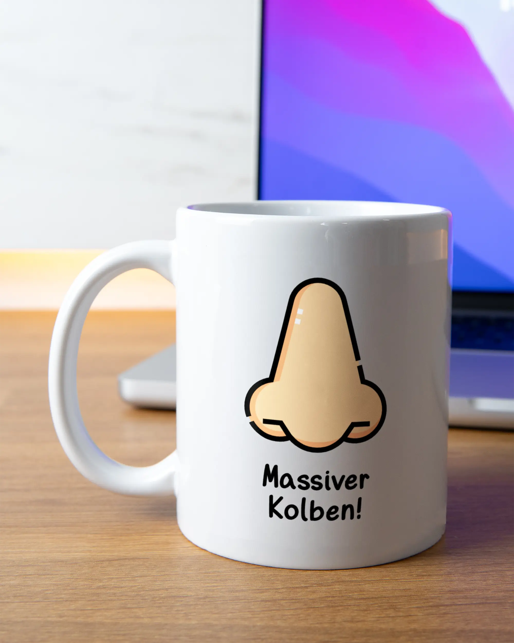 Homeoffice Aufnahme der beidseitig bedruckten Keramik Tasse von Maondo mit dem Design Massiver Kolben in der Farbe Weiß