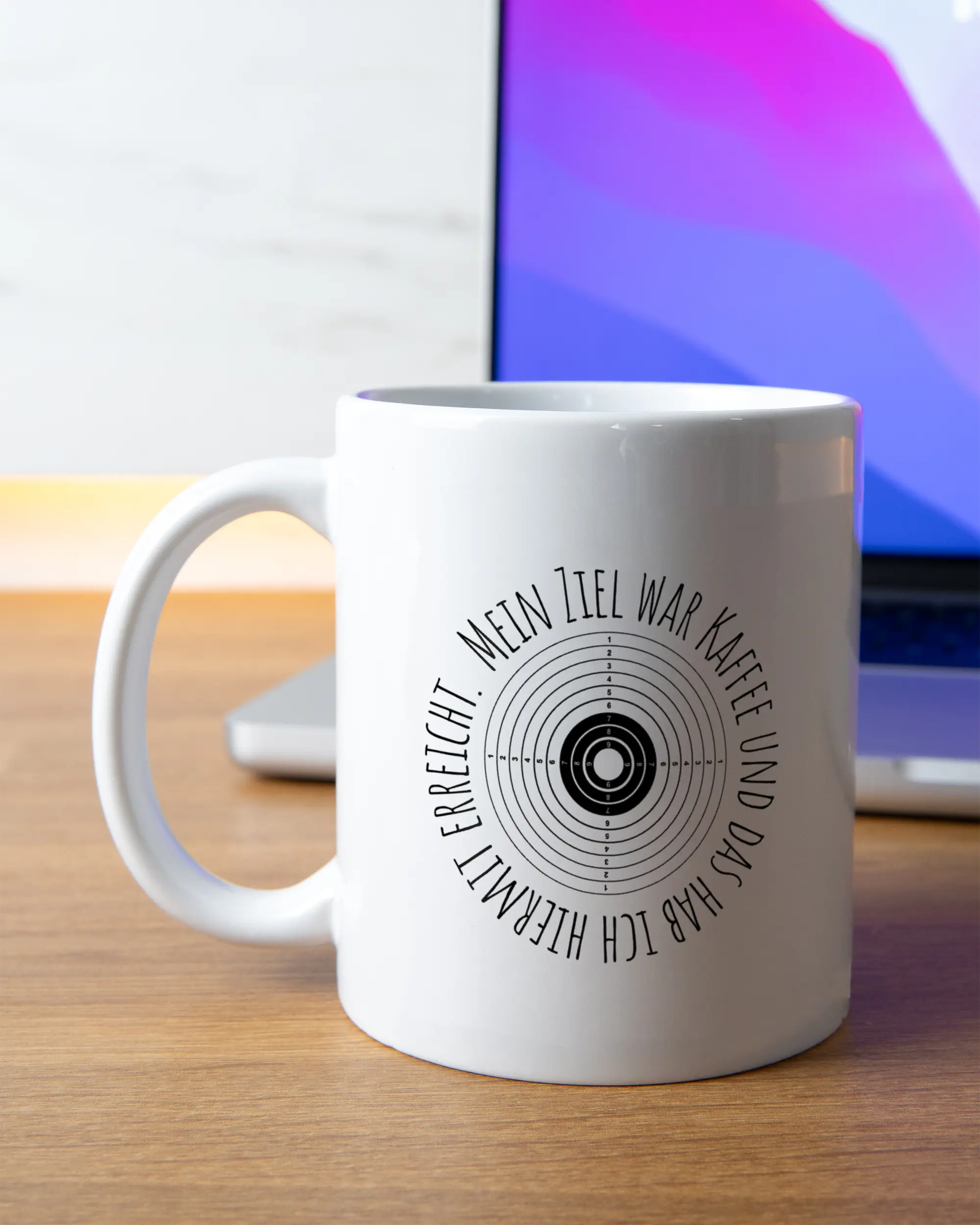 Homeoffice Aufnahme der beidseitig bedruckten Keramik Tasse von Maondo mit dem Design Große Ziele in der Farbe Weiß