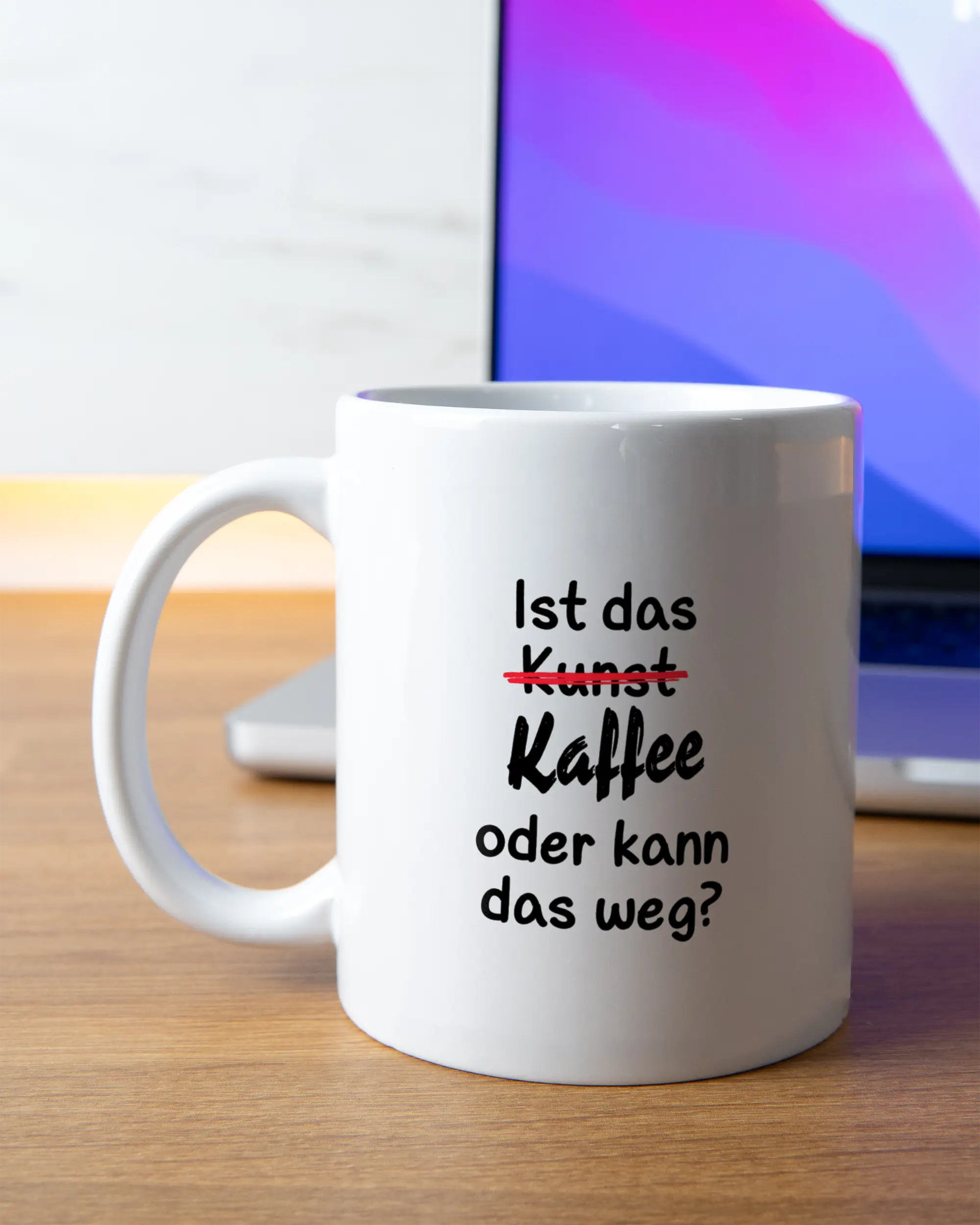 Homeoffice Aufnahme der beidseitig bedruckten Keramik Tasse von Maondo mit dem Design Kaffeekunst in der Farbe Weiß