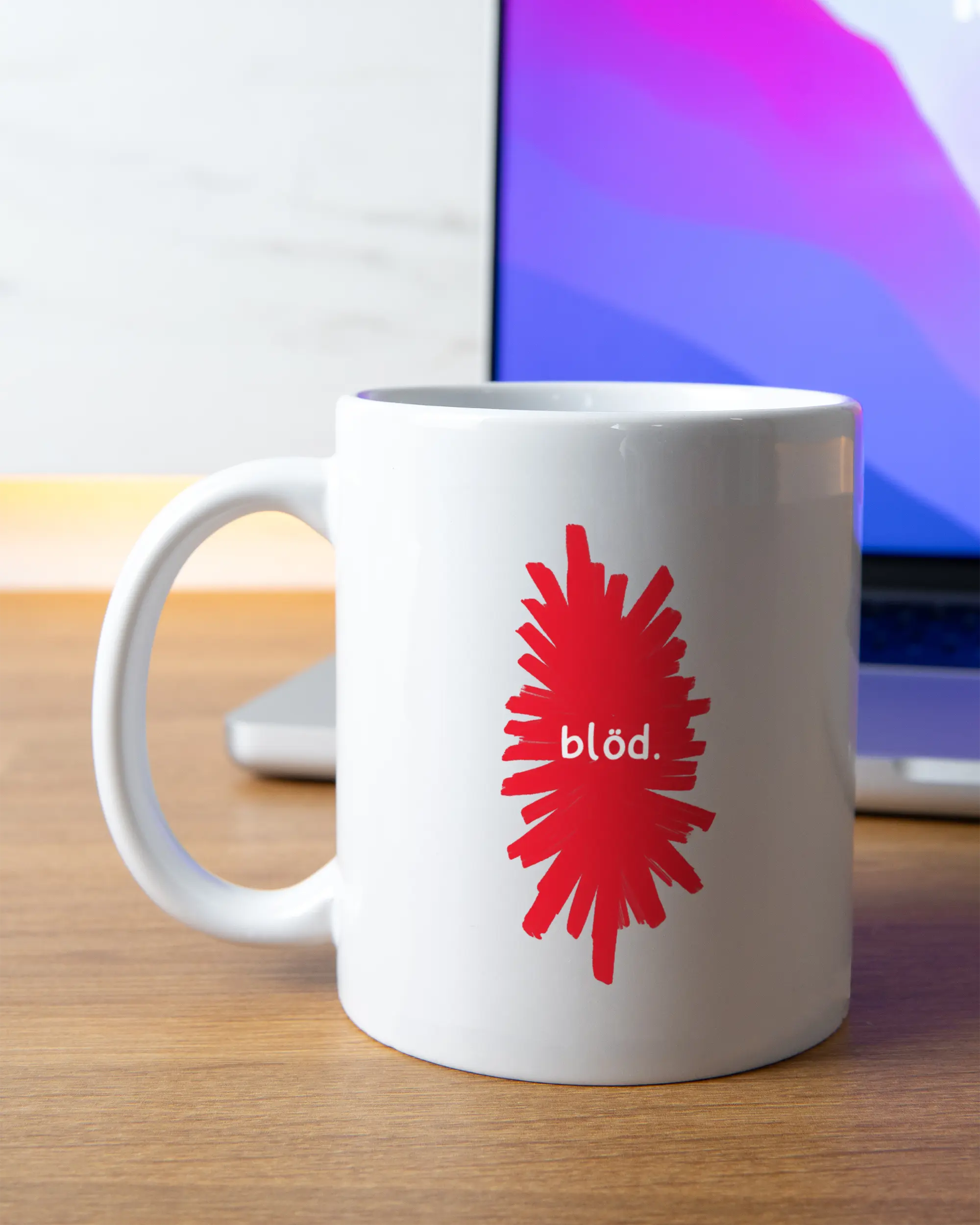 Homeoffice Aufnahme der beidseitig bedruckten Keramik Tasse von Maondo mit dem Design Blöd in der Farbe Weiß