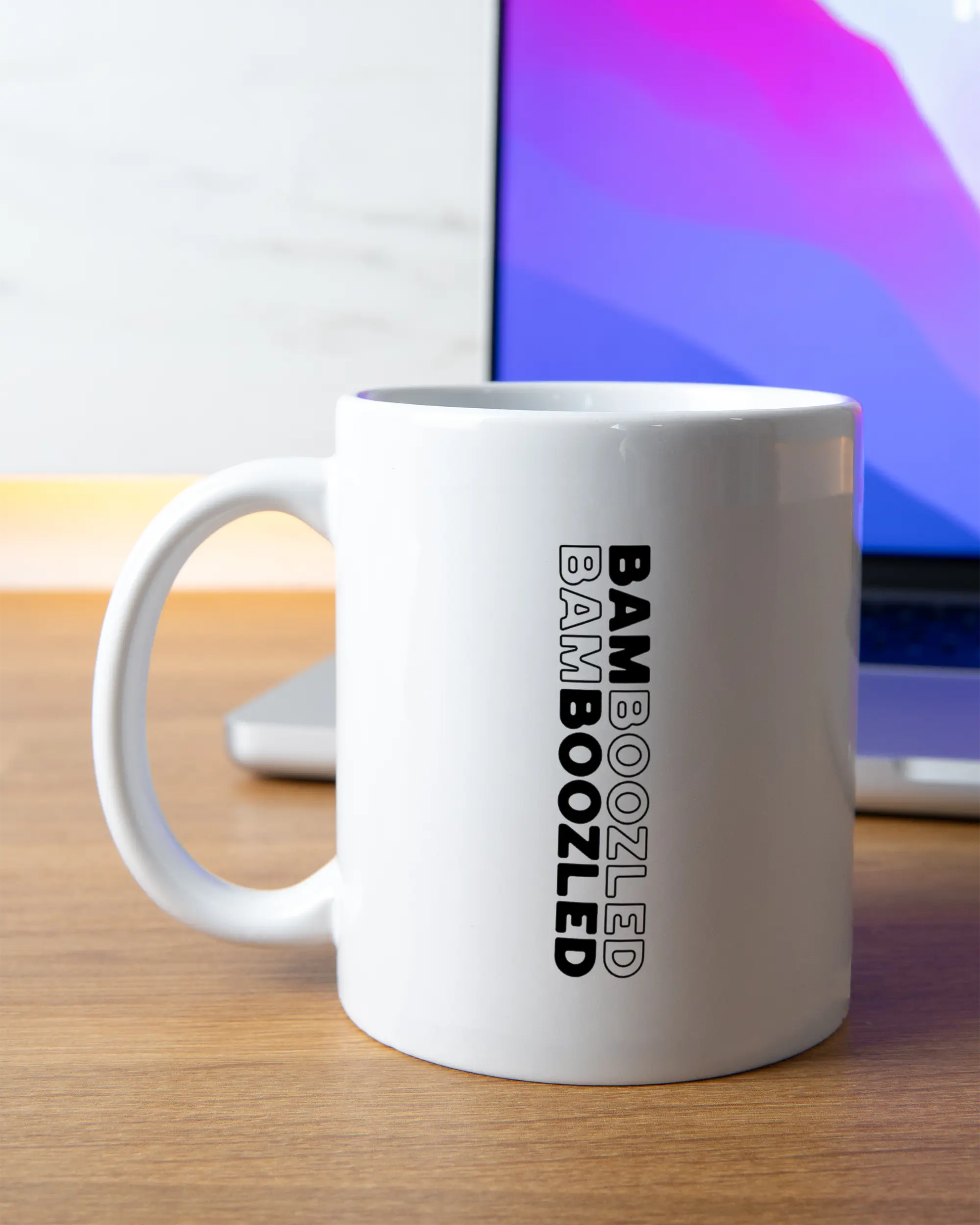 Homeoffice Aufnahme der beidseitig bedruckten Keramik Tasse von Maondo mit dem Design Double Bamboozled in der Farbe Weiß