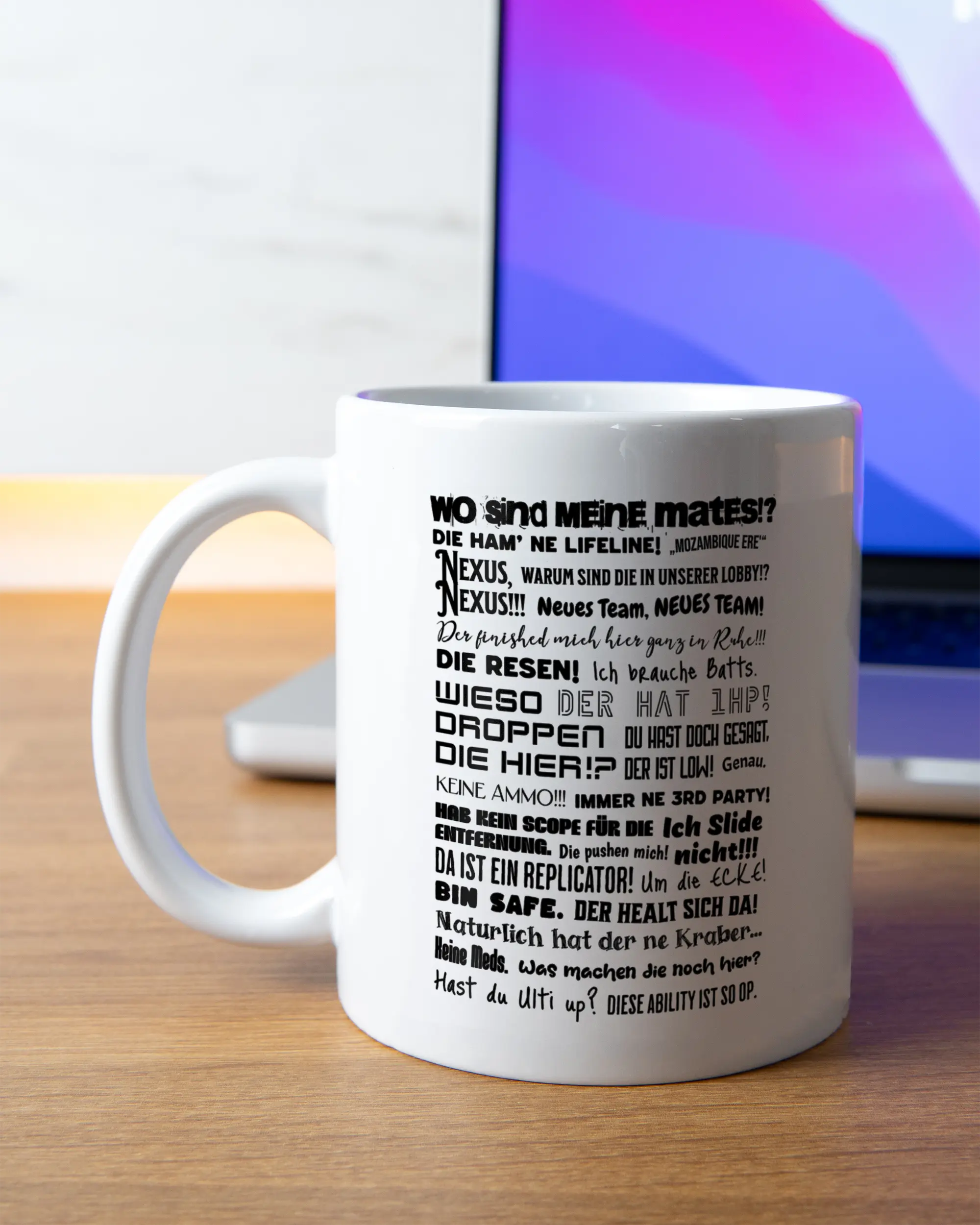 Homeoffice Aufnahme der beidseitig bedruckten Keramik Tasse von Maondo mit dem Design Apex Storytime in der Farbe Weiß