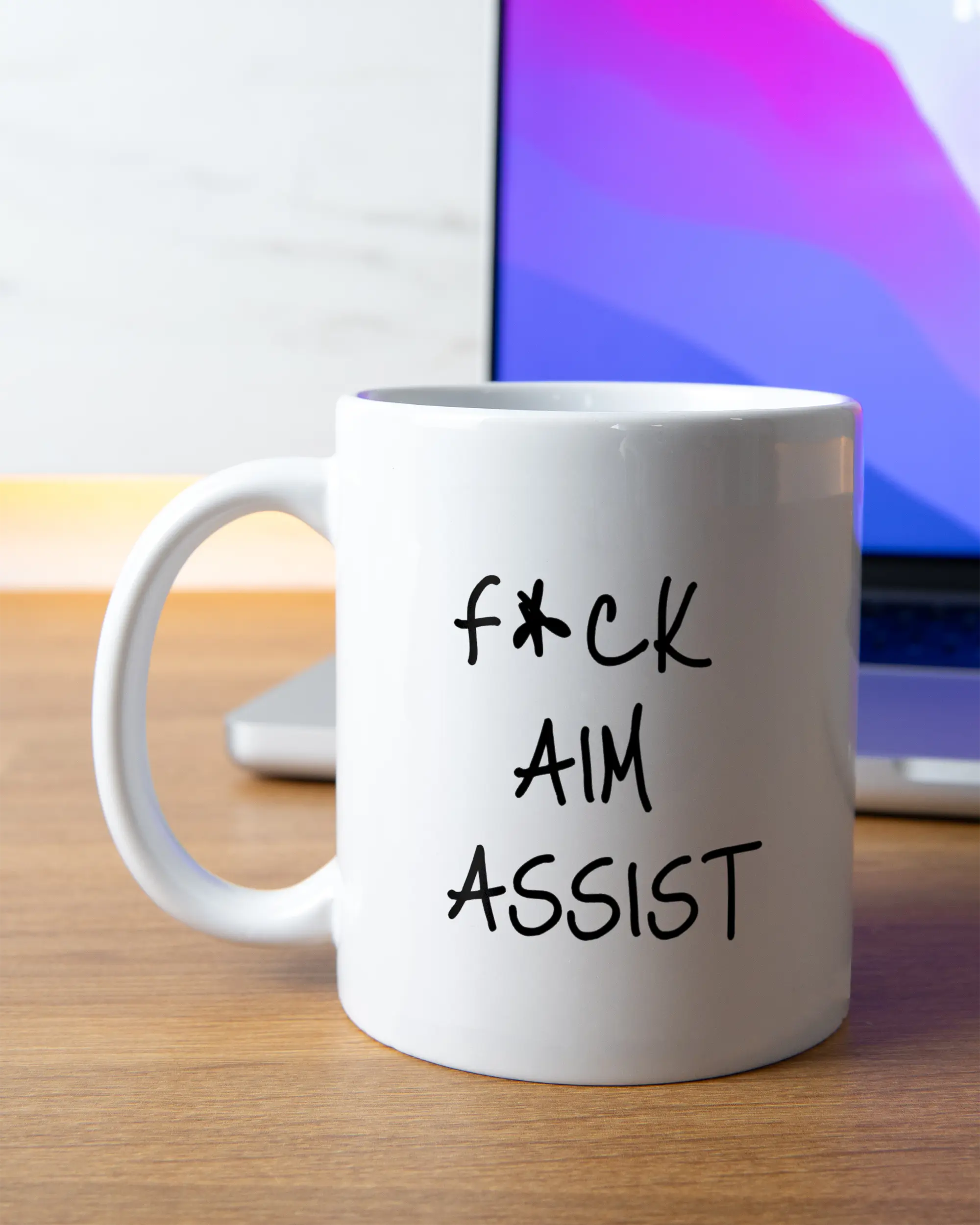 Homeoffice Aufnahme der beidseitig bedruckten Keramik Tasse von Maondo mit dem Design F Aim Assist in der Farbe Weiß