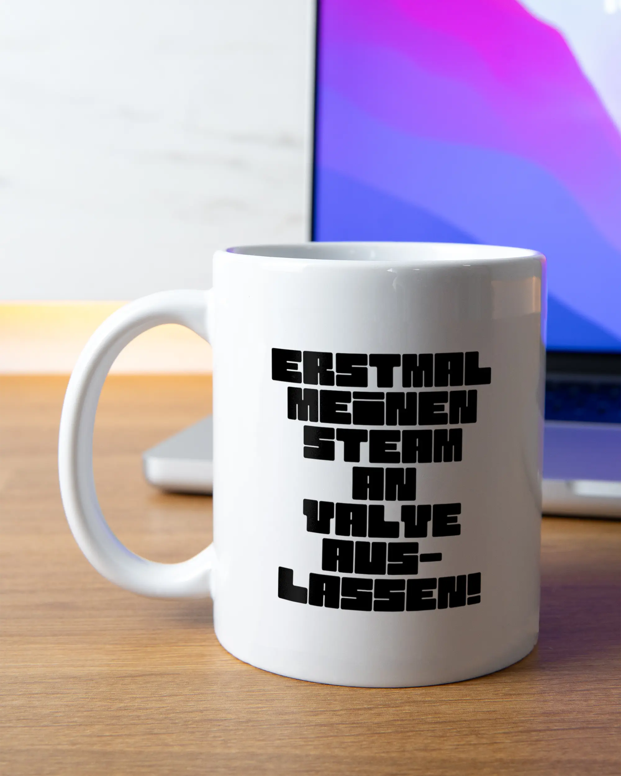 Homeoffice Aufnahme der beidseitig bedruckten Keramik Tasse von Maondo mit dem Design Lass es raus in der Farbe Weiß