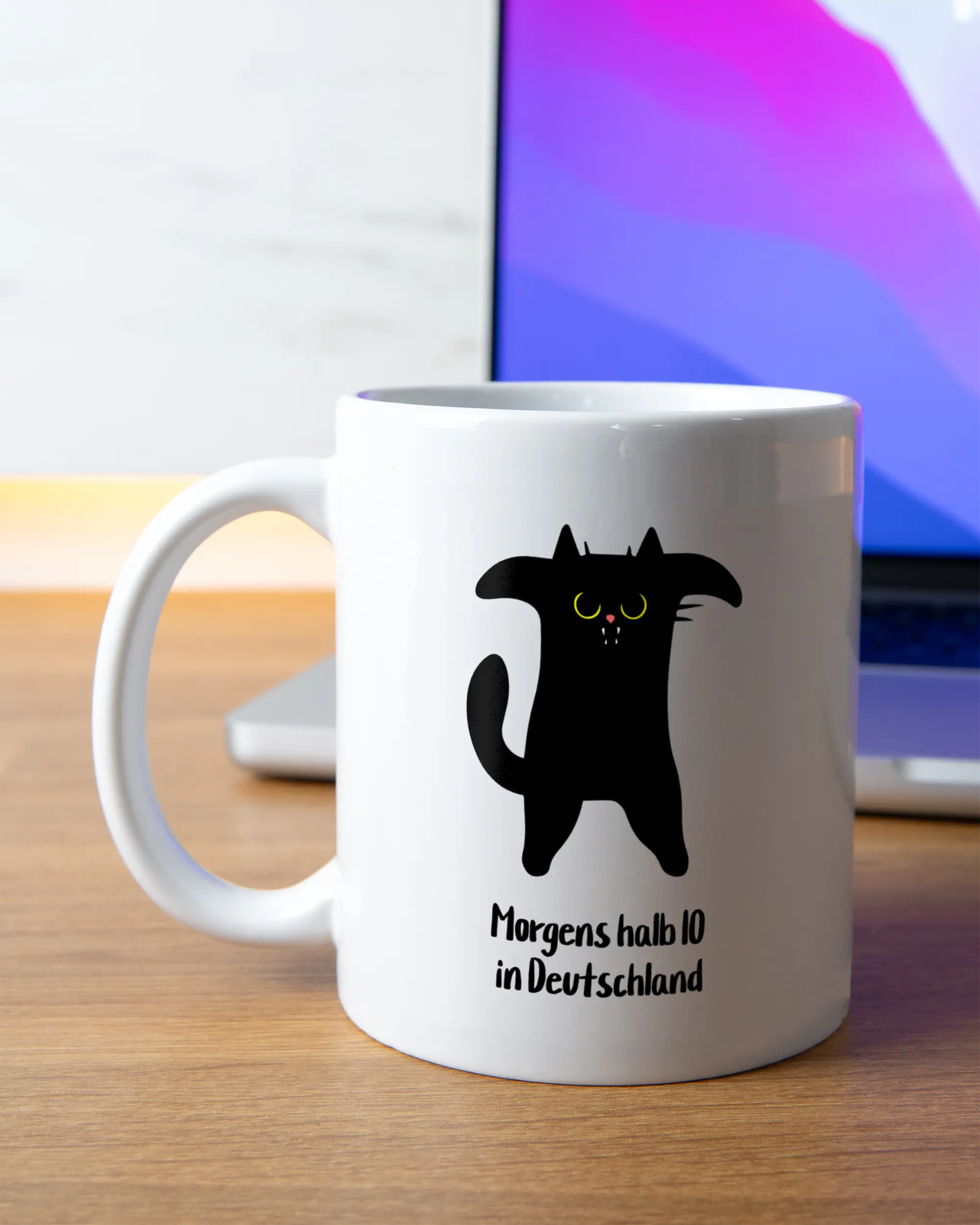 Homeoffice Aufnahme der beidseitig bedruckten Keramik Tasse von Maondo mit dem Design Guten Morgen in der Farbe Weiß