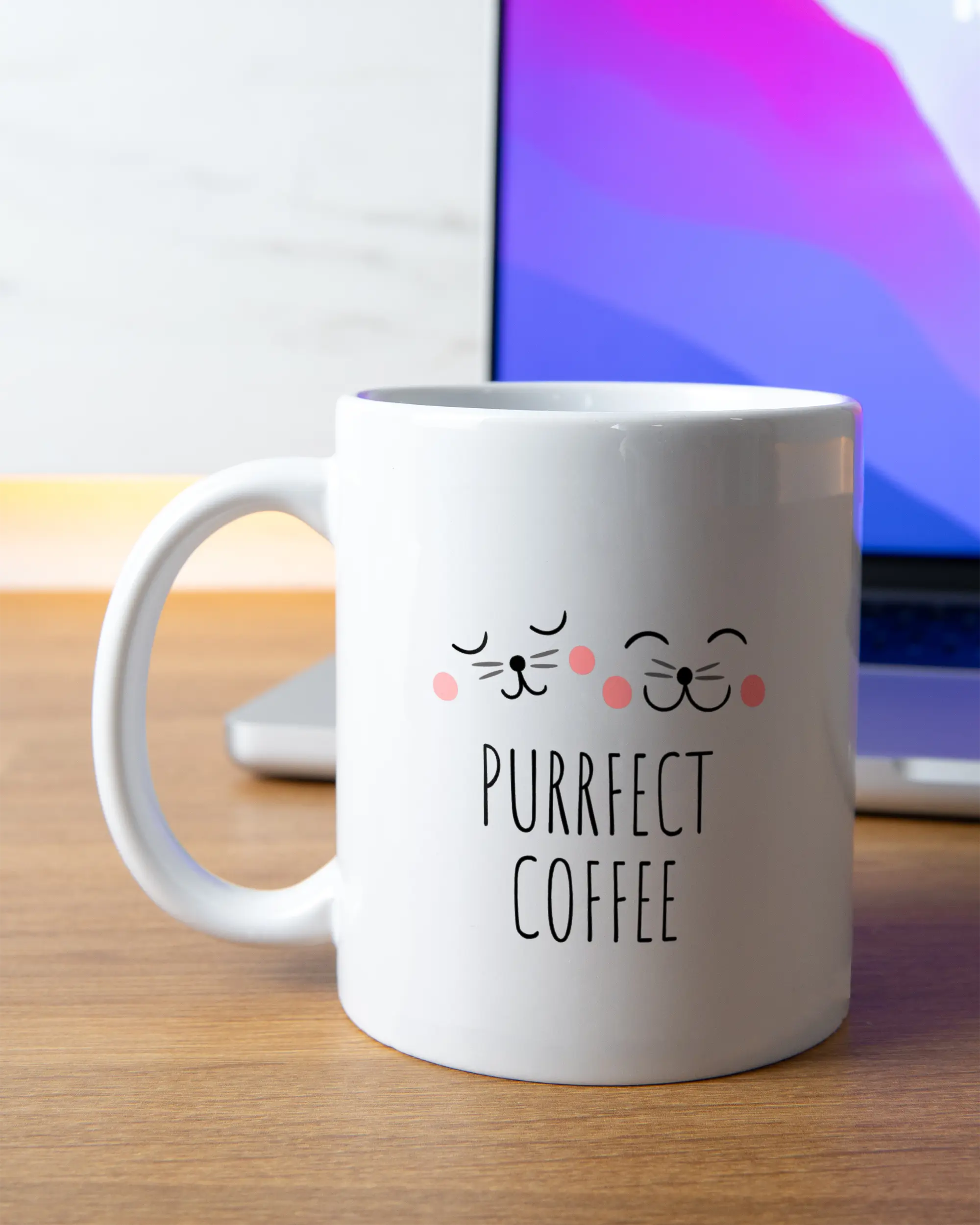 Homeoffice Aufnahme der beidseitig bedruckten Keramik Tasse von Maondo mit dem Design Purrfect Coffee in der Farbe Weiß